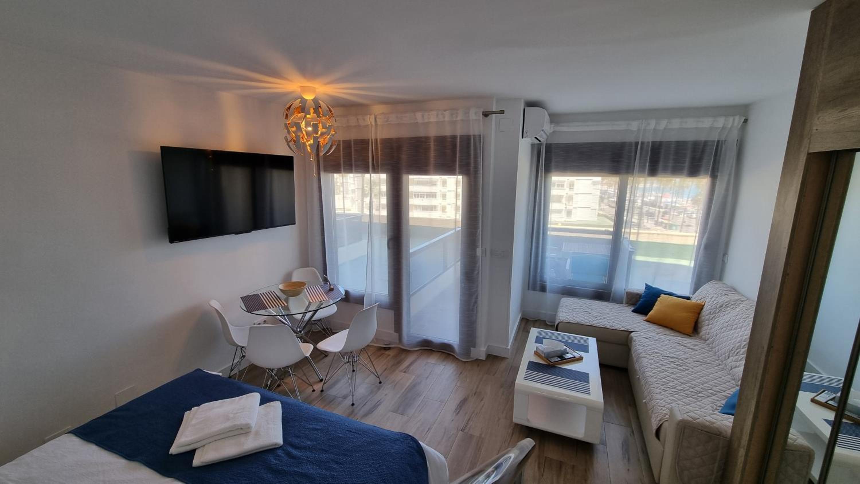 Estudio con vista al mar