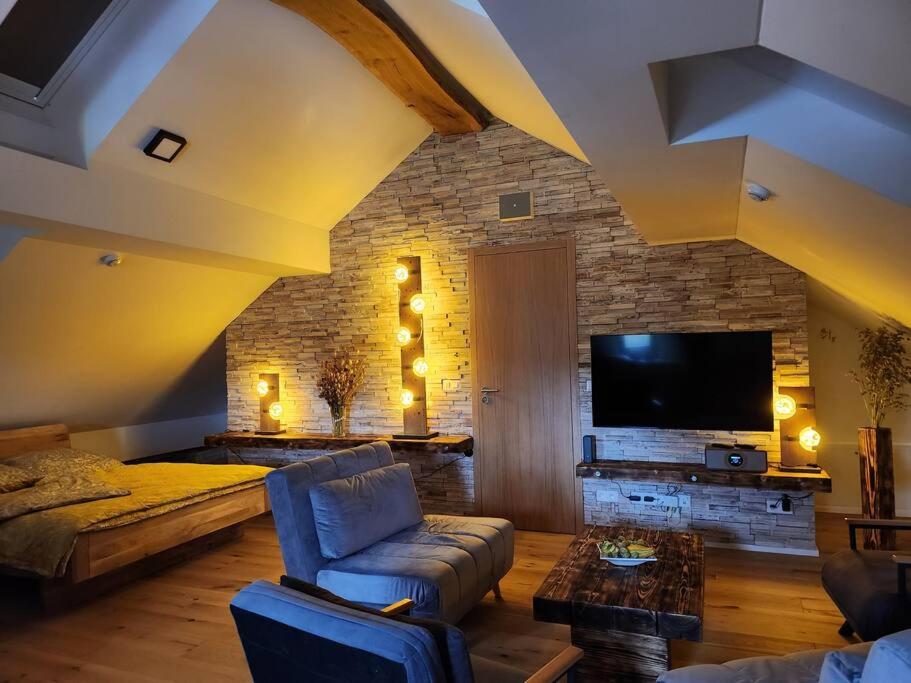 One-Bedroom Apartment with Balcony and Mountain View   photo 1