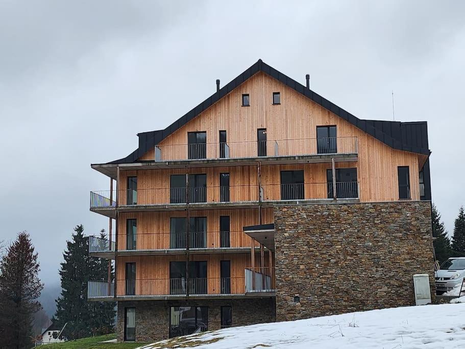 One-Bedroom Apartment with Balcony and Mountain View   photo 2