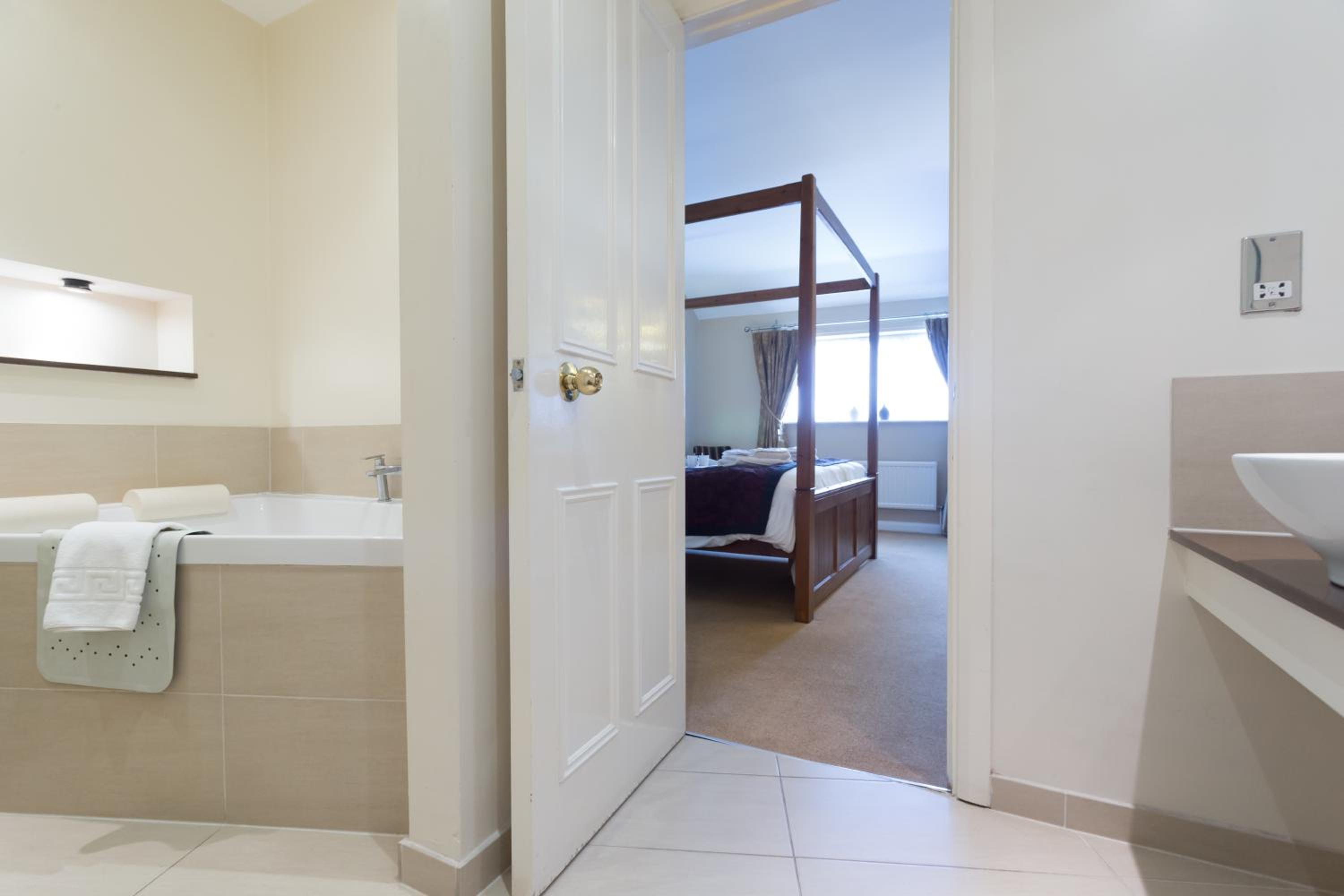 Superior King Suite photo 3