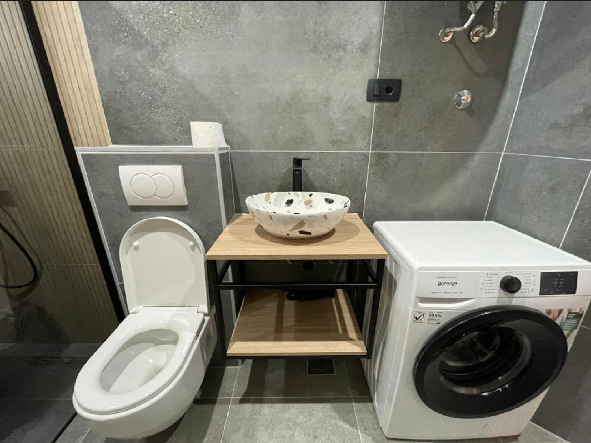 One Bedroom Apartment with Balcony - Photo 3