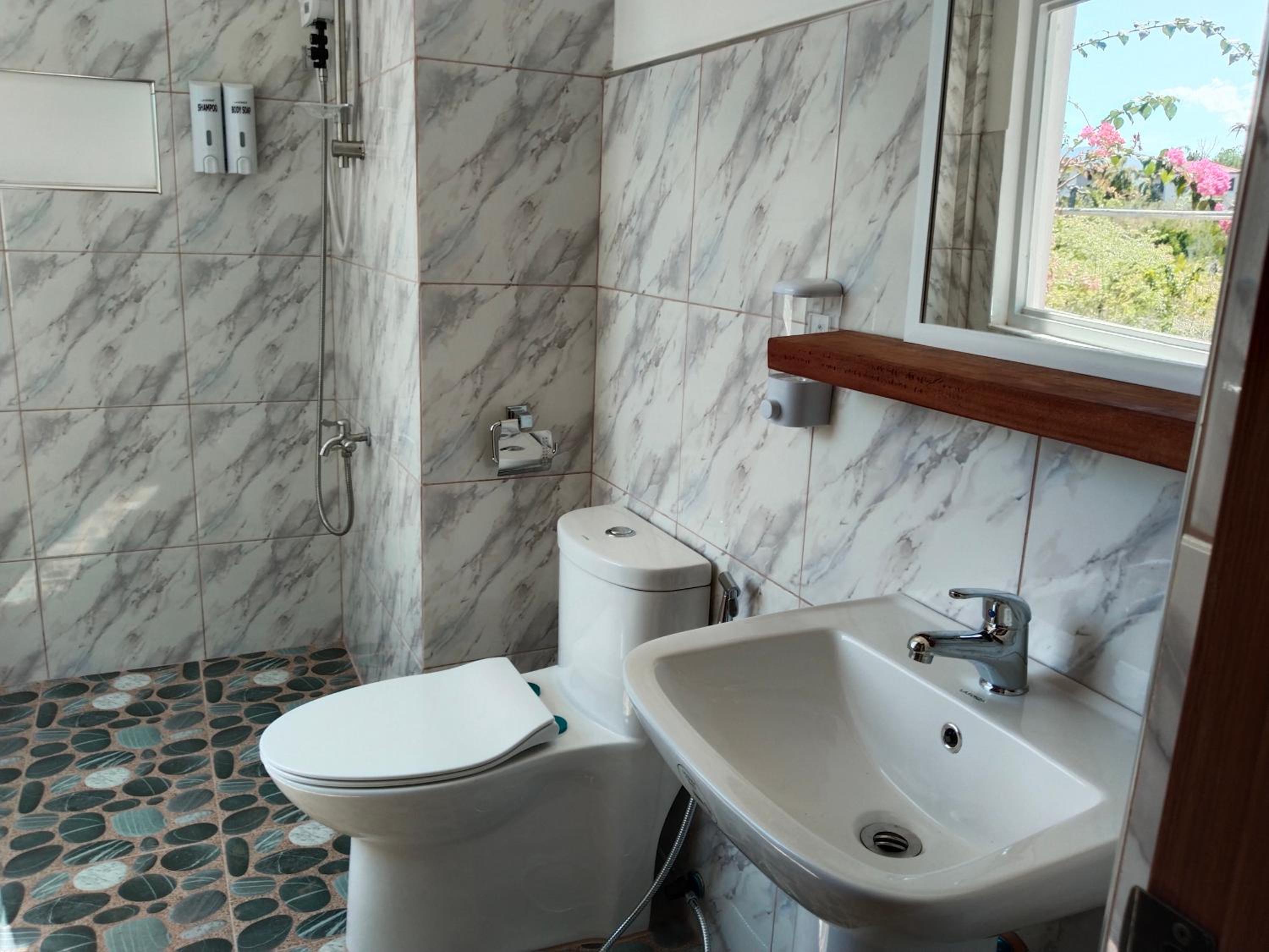 Deluxe Double Room with Balcony - Photo 12