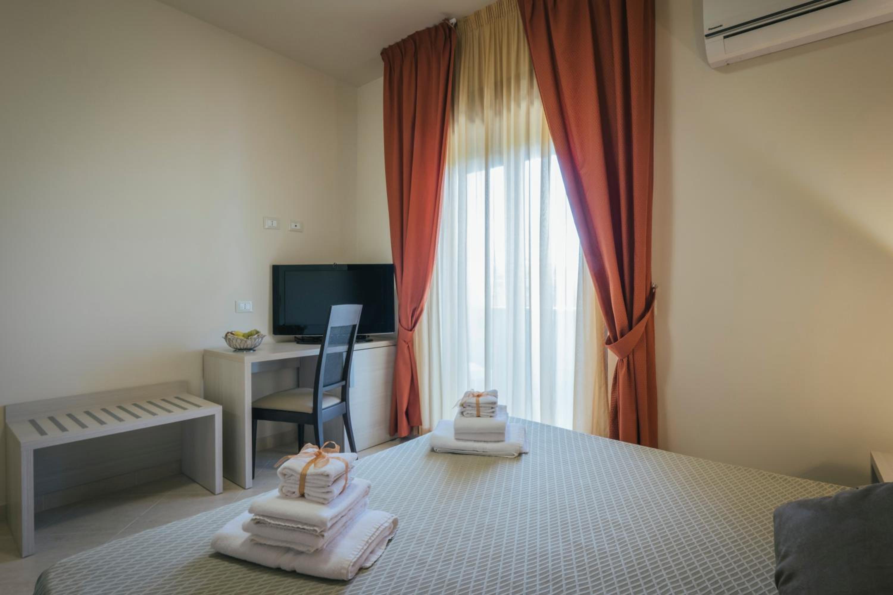 Deluxe Queen Room - Photo 1