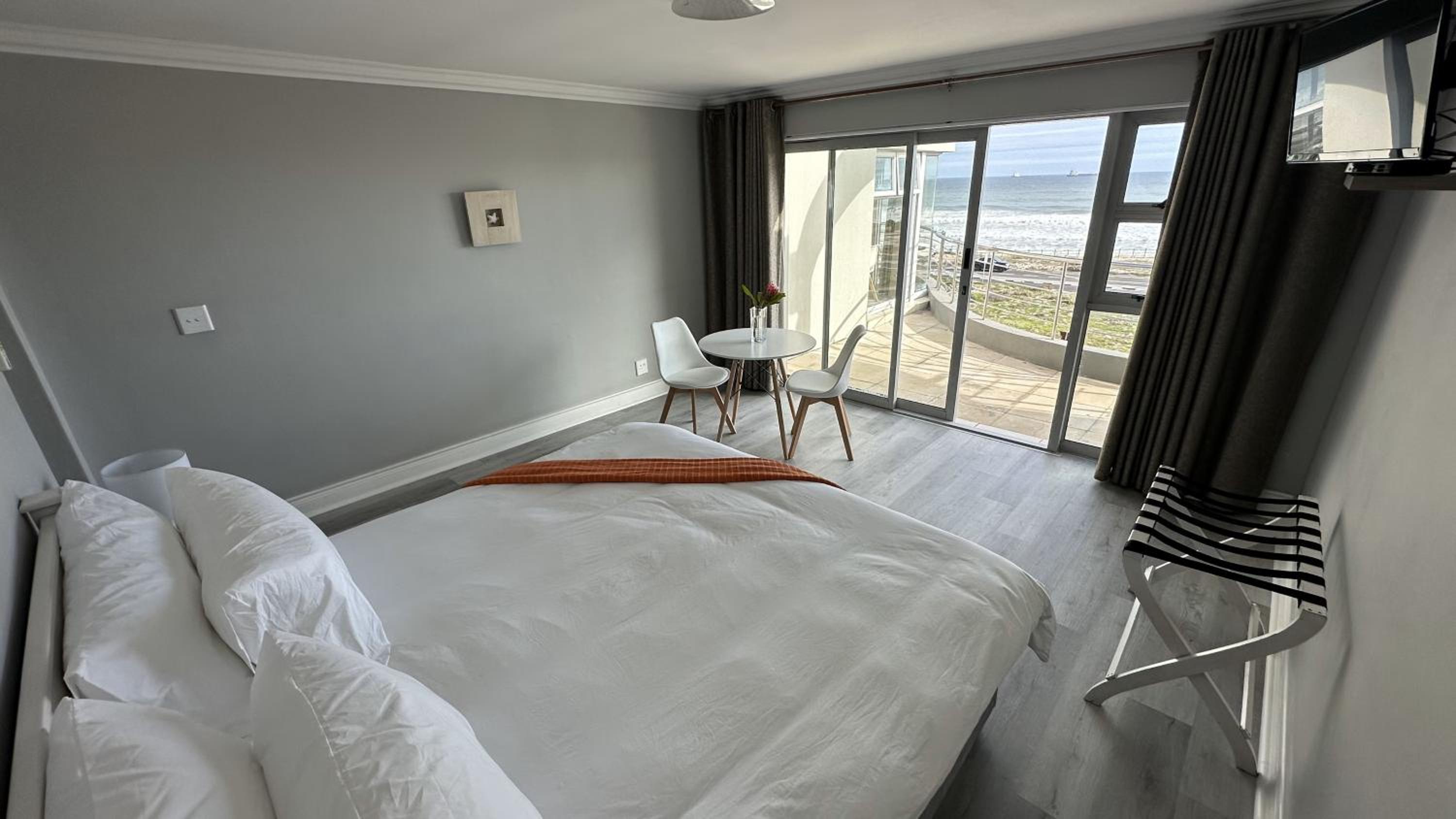 Standard King Room - Photo 6