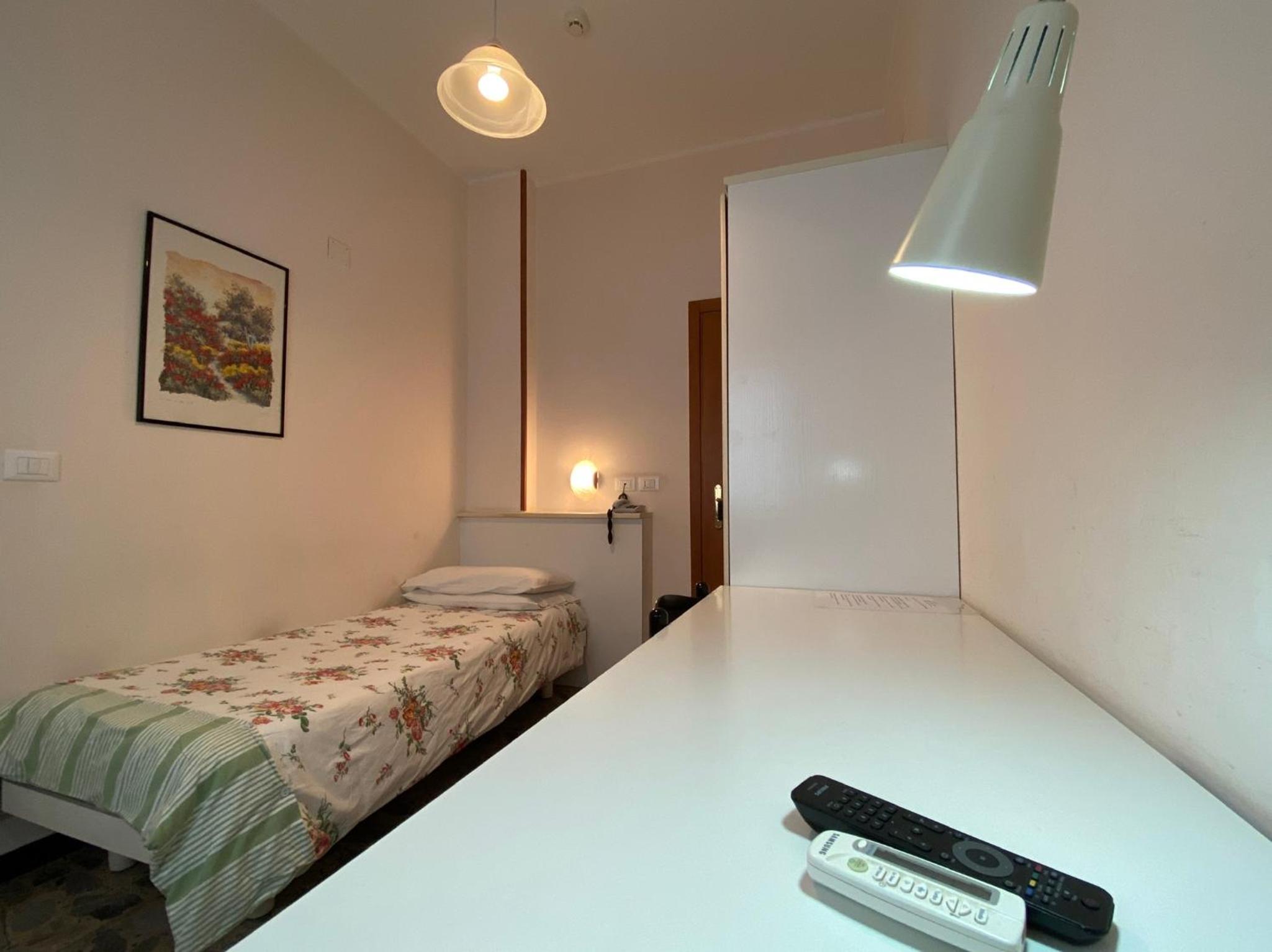 Single Room photo 3
