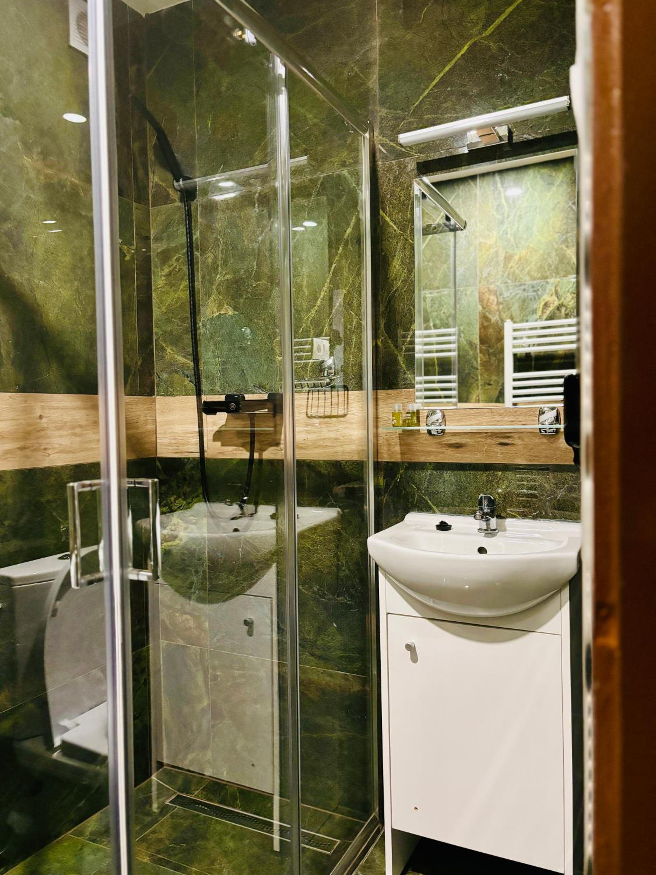 Deluxe Double Room (2 Adults + 1 Child) photo 3