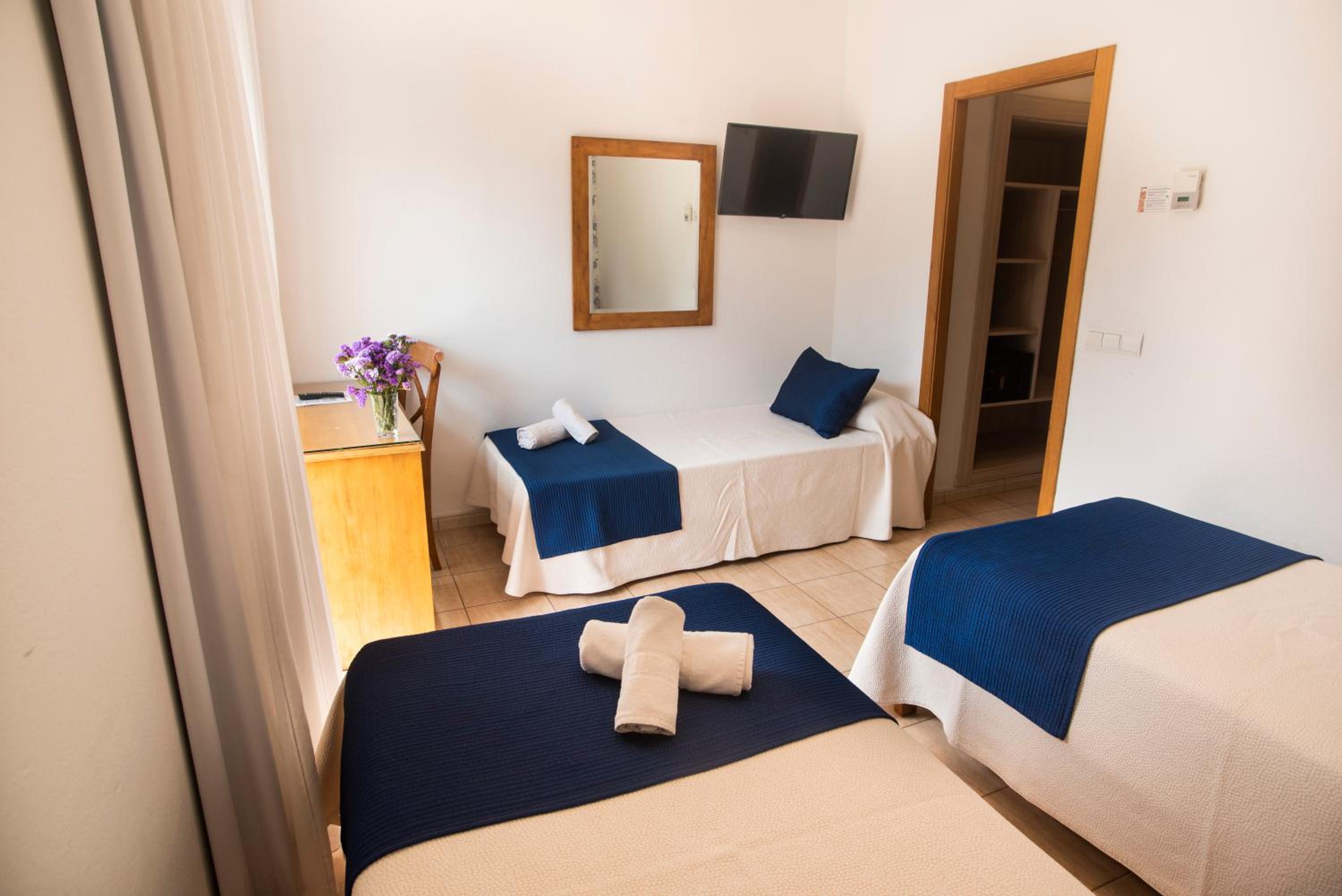 Double or Twin Room (2 Adults + 1 Child) photo 3