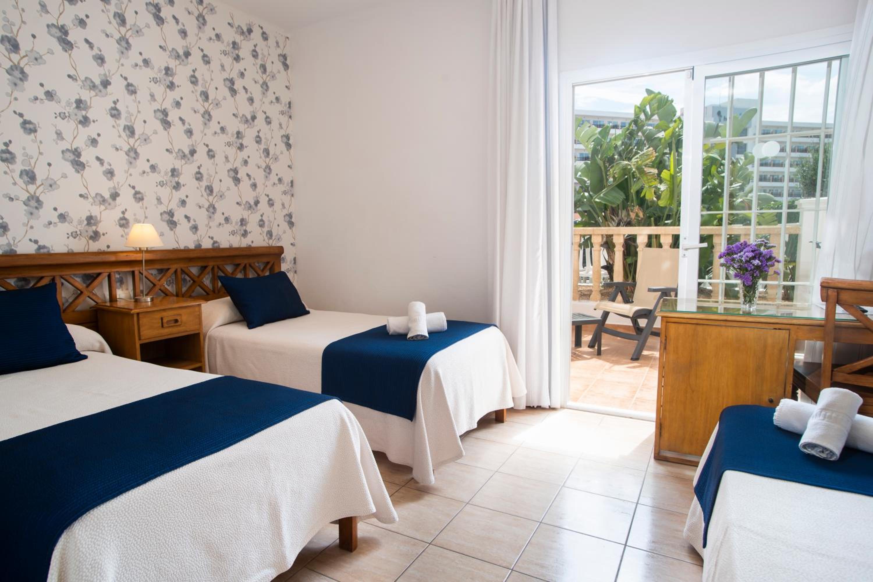 Double or Twin Room (2 Adults + 1 Child) photo 2