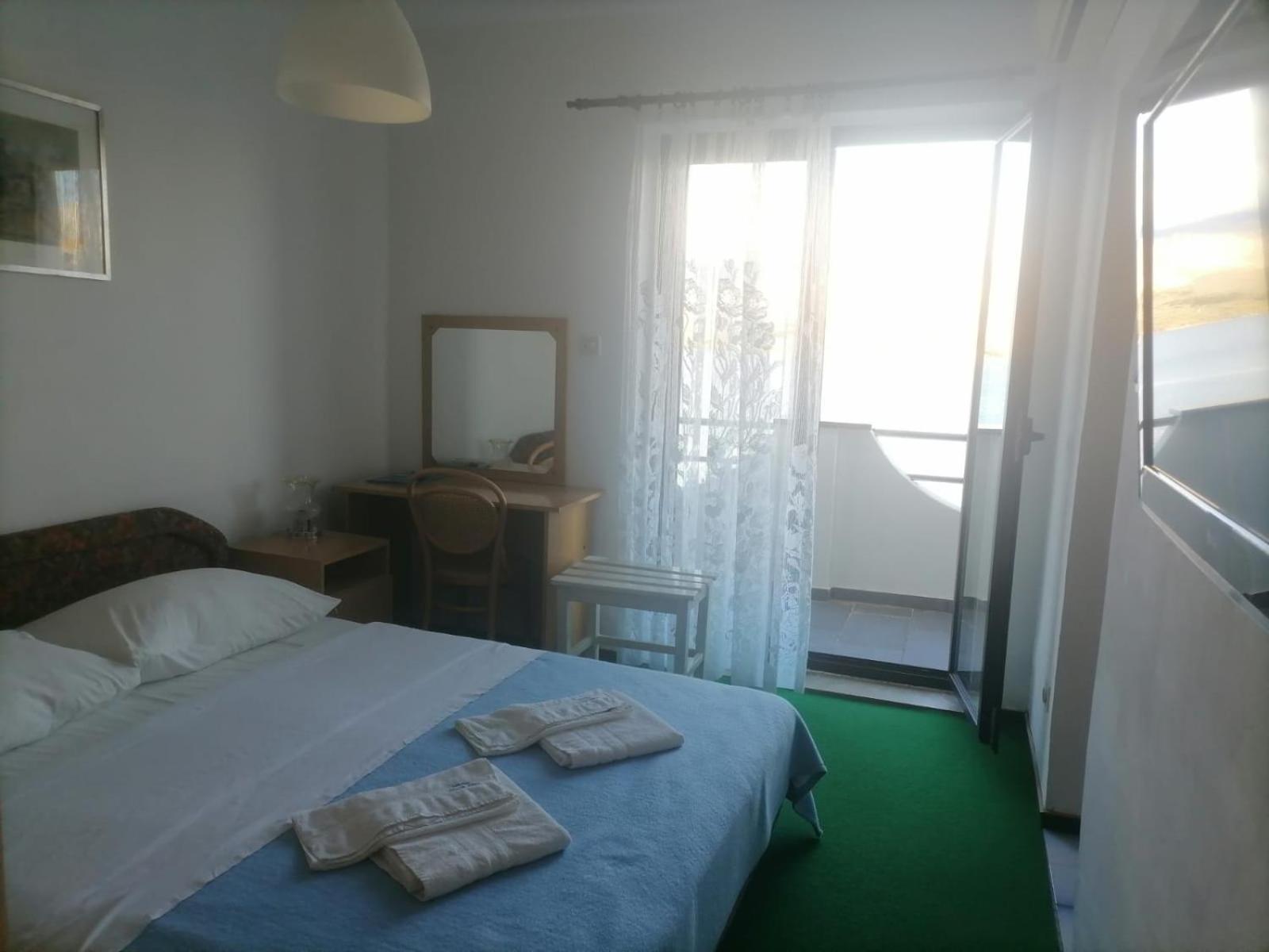 Double Room with Balcony and Sea View - Photo 1