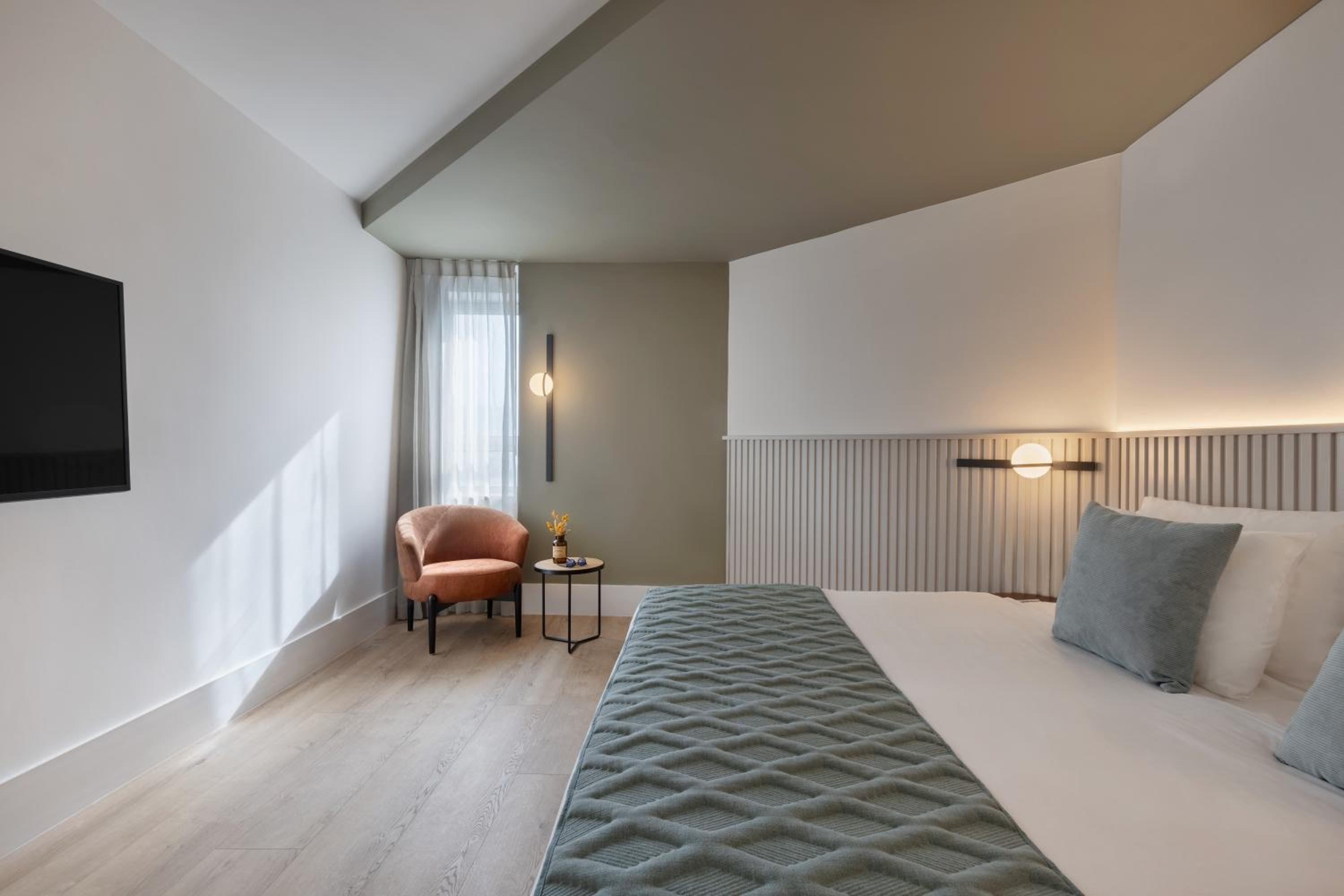 Superior Suite - Photo 9