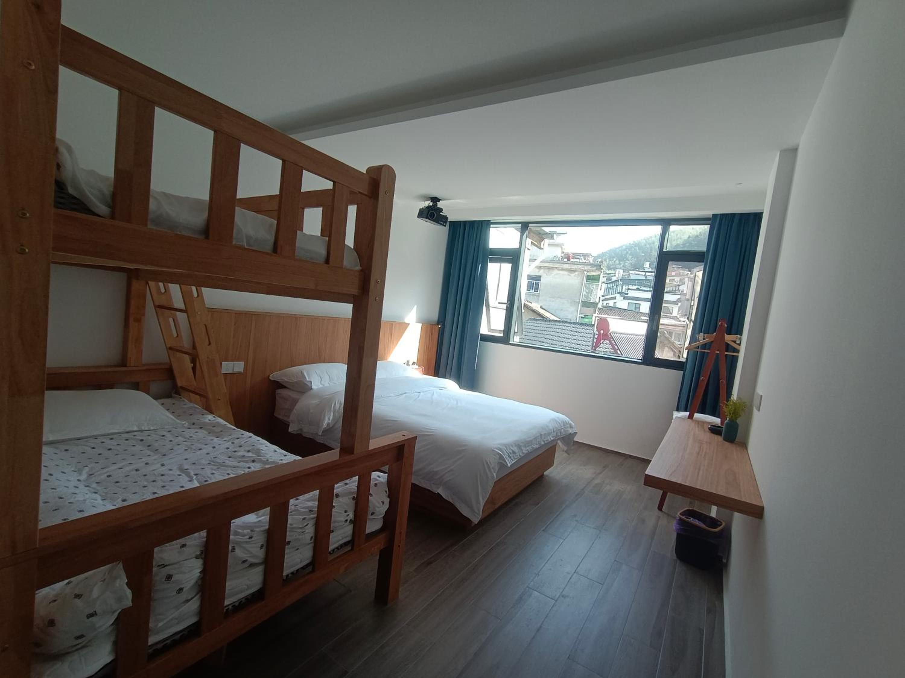 Quadruple Room with Mountain View photo 2