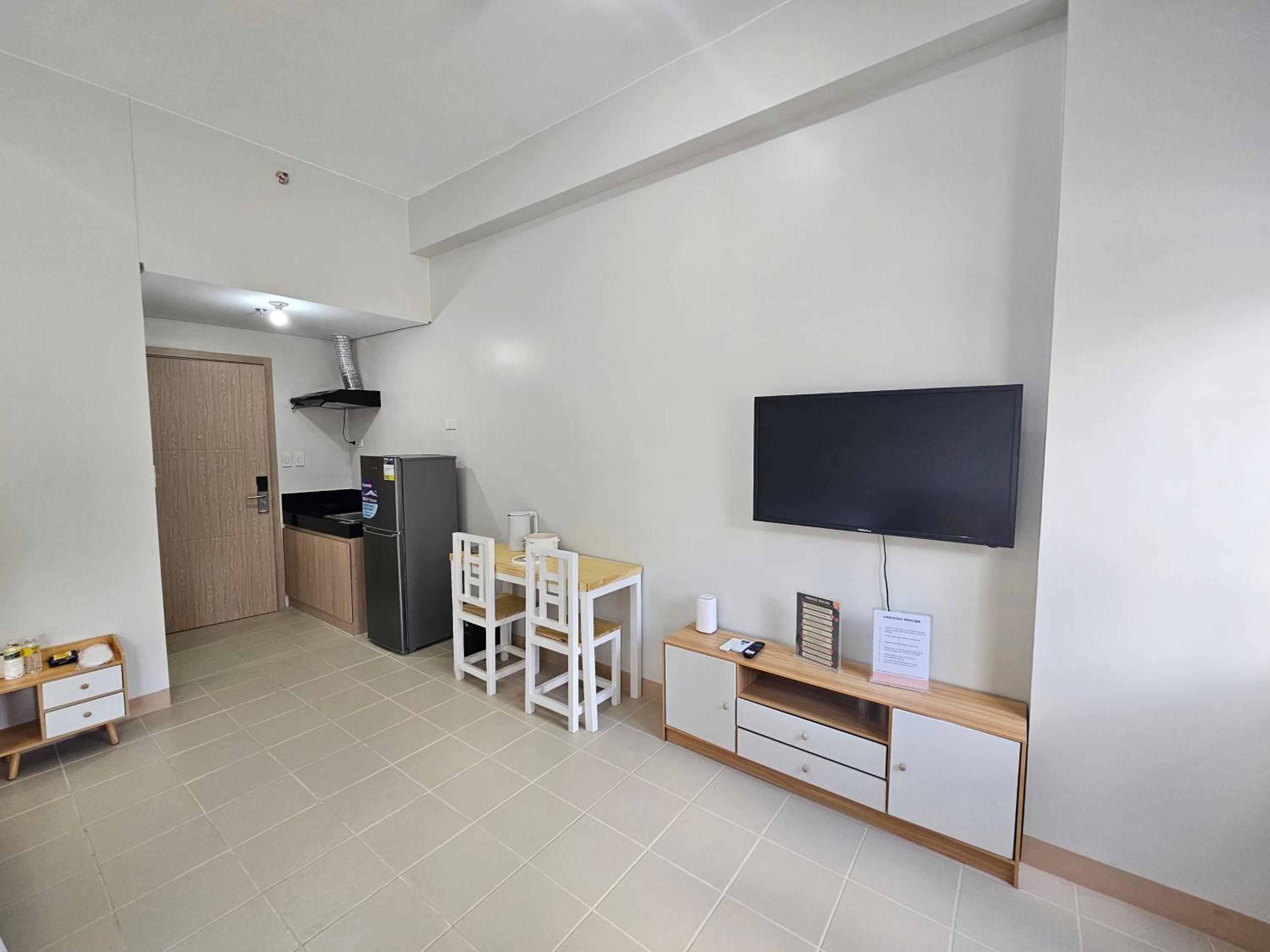 Studio Apartment with King Bed photo 2