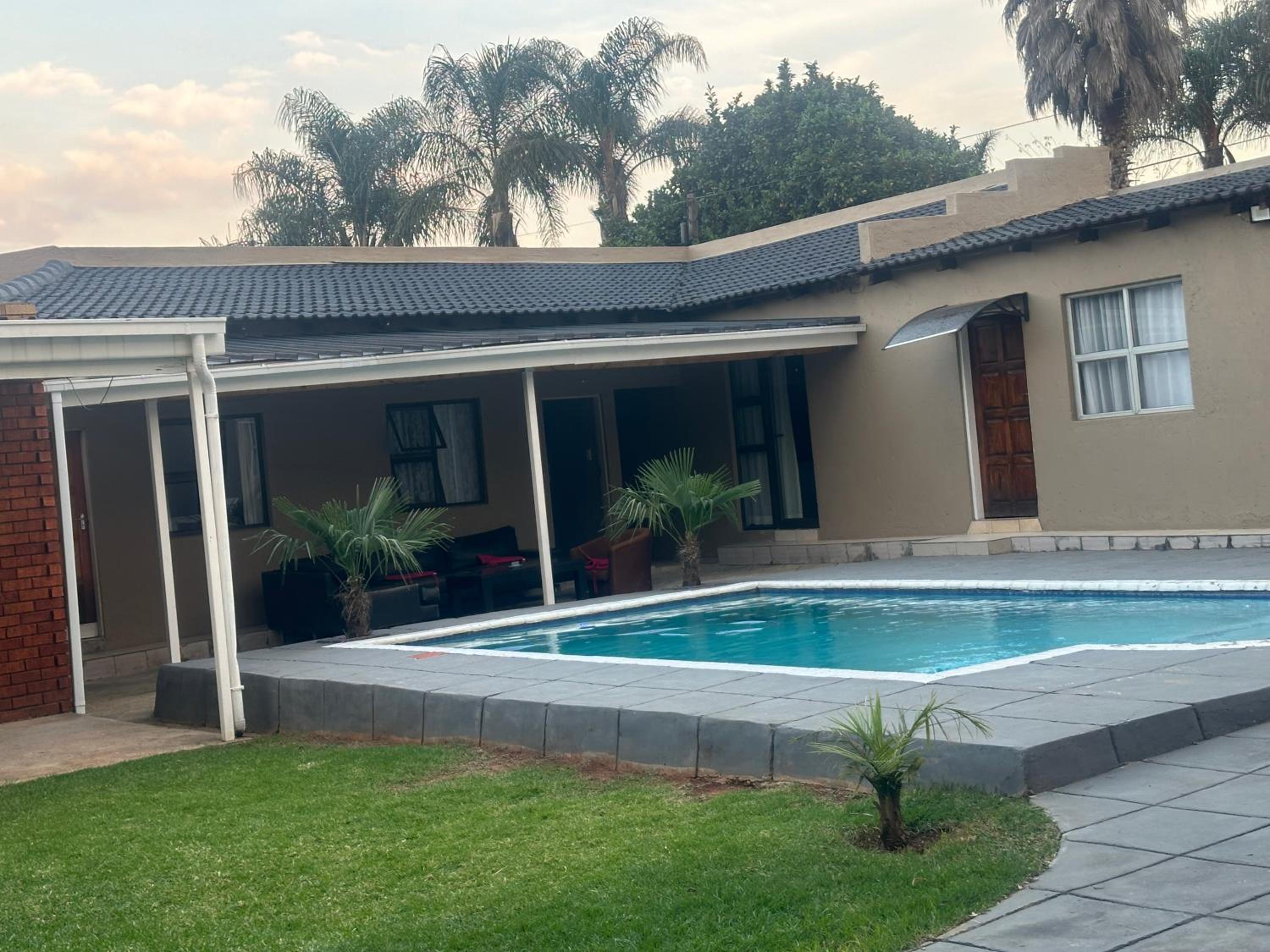 Studio with Pool View photo 2