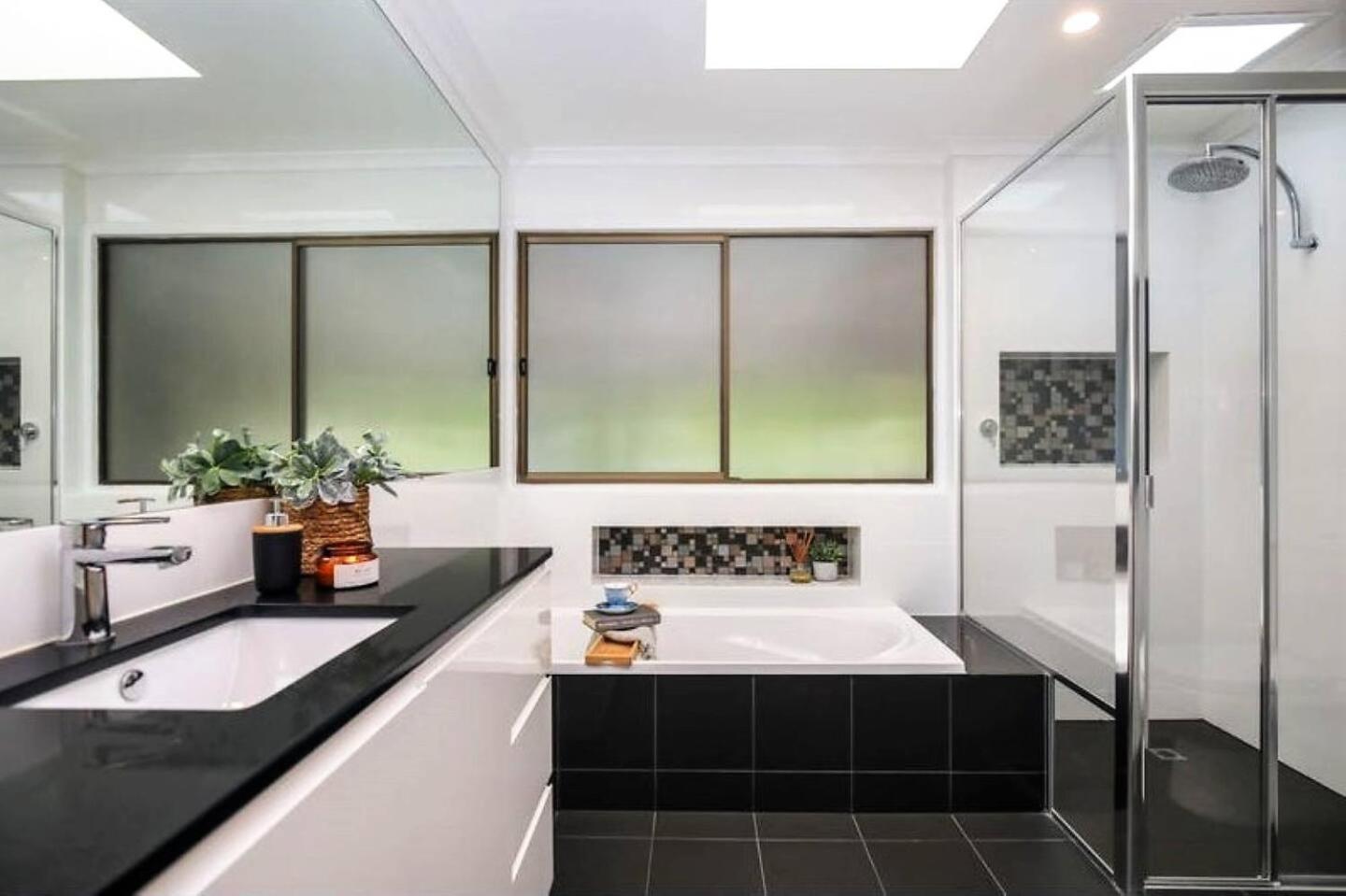 Five-Bedroom House photo 3
