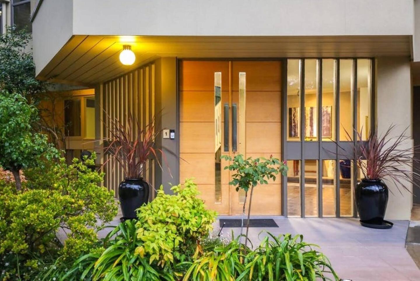 Five-Bedroom House photo 2