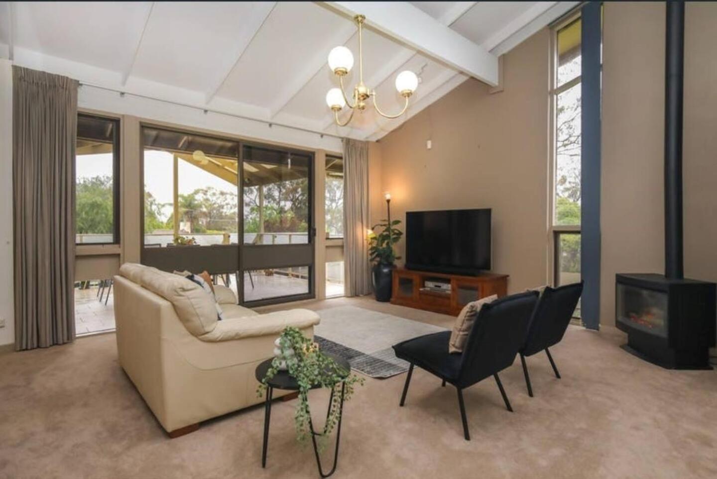 Five-Bedroom House photo 1