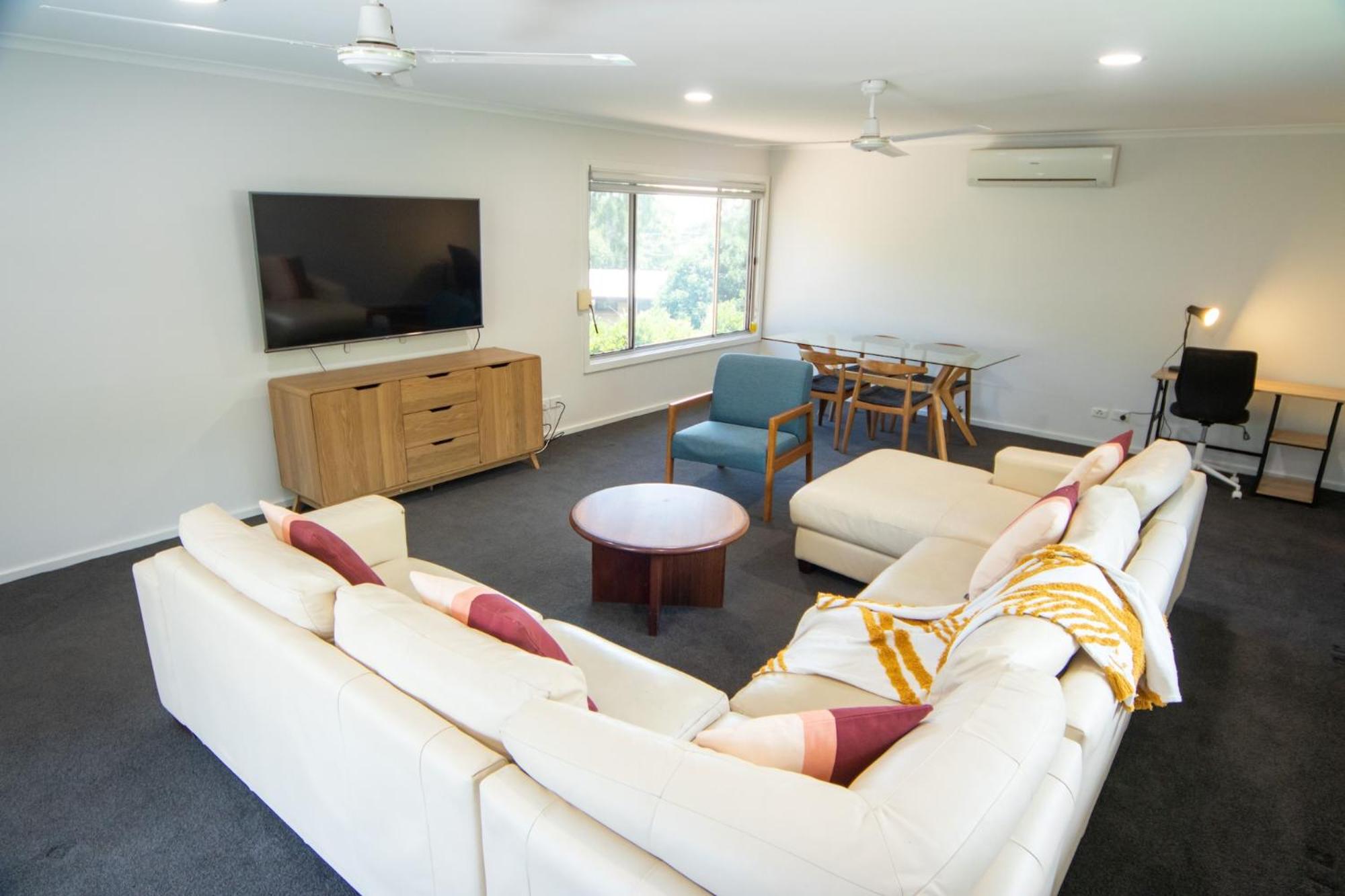 Five-Bedroom House photo 1