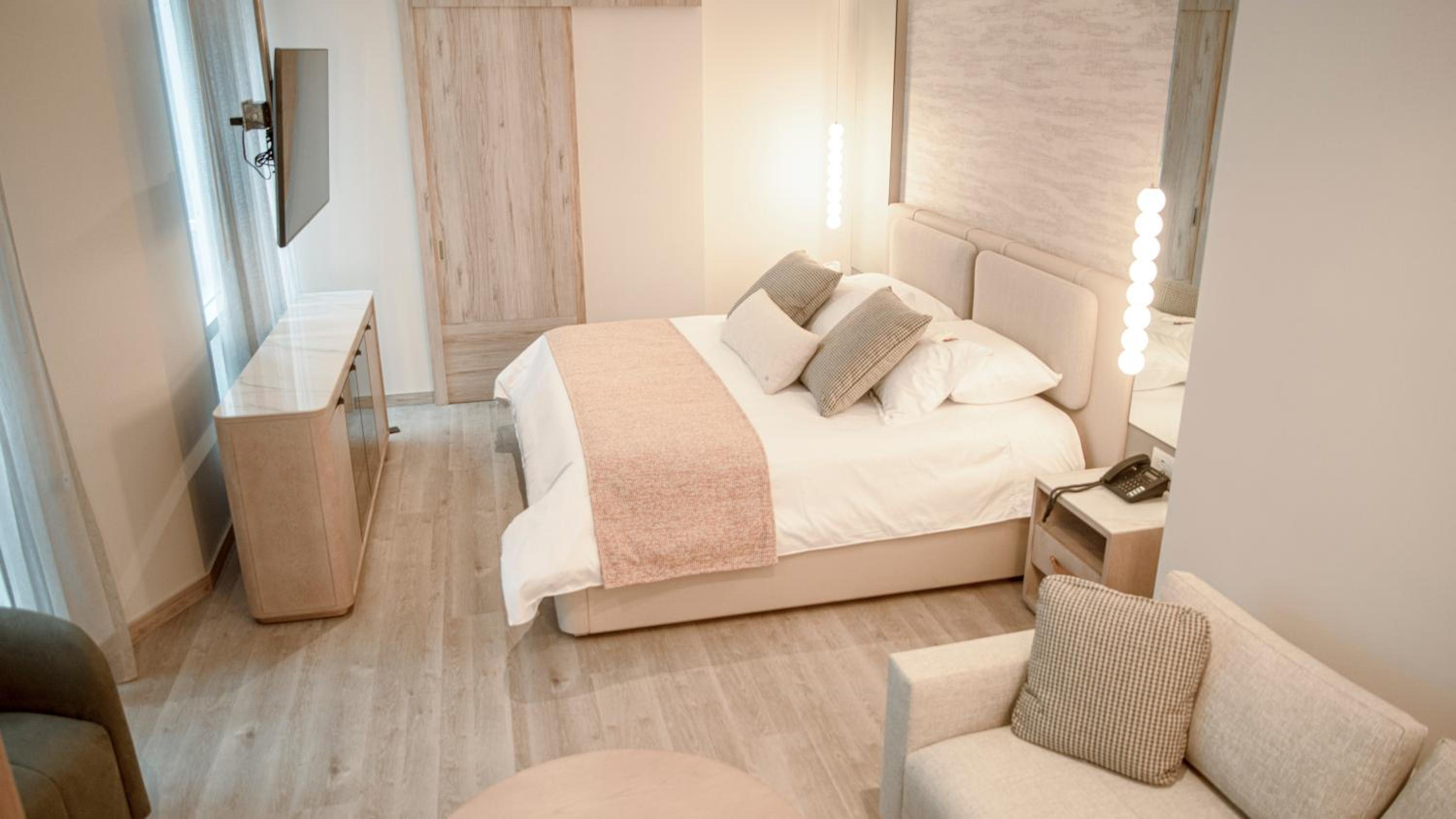 Executive Suite - Photo 8