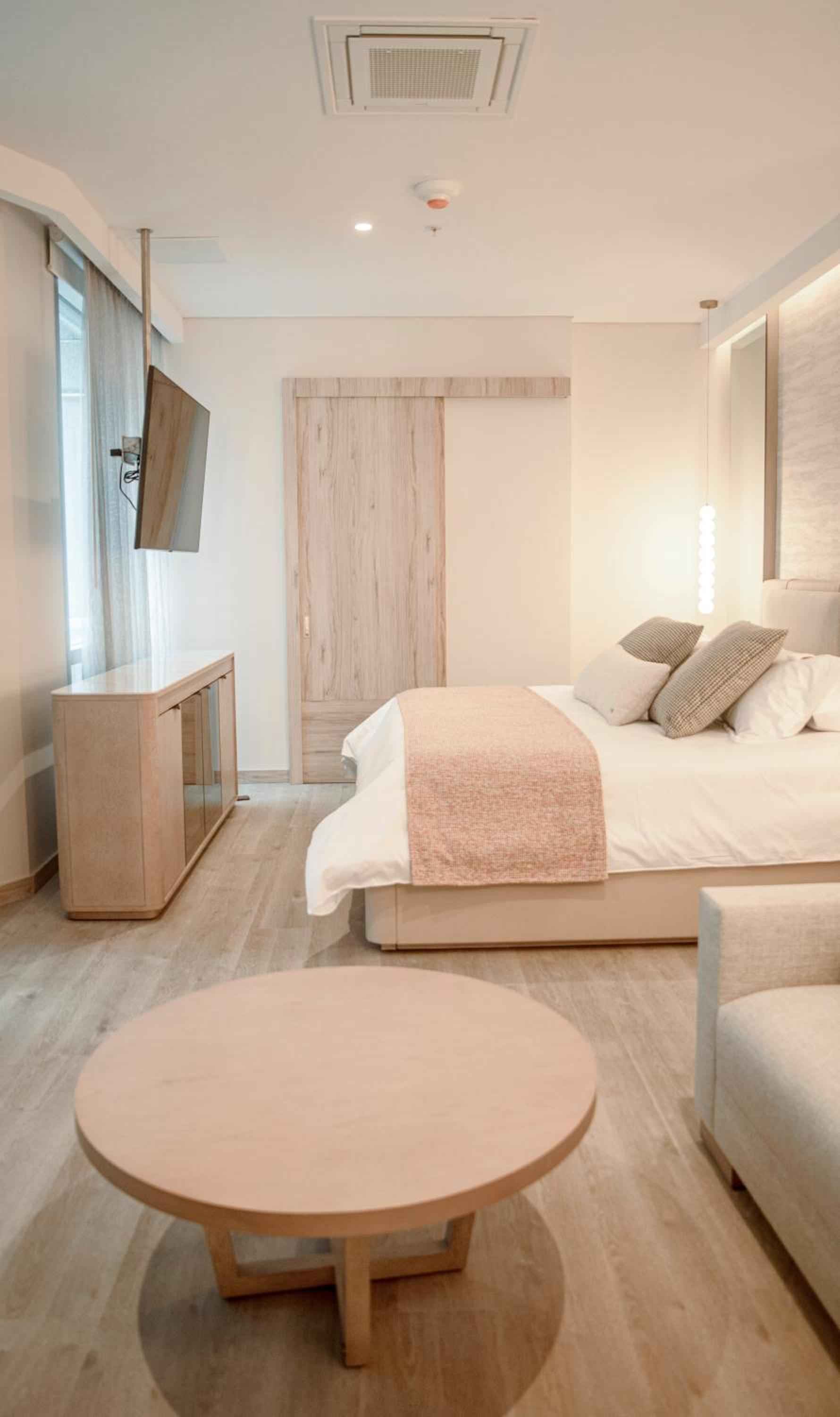 Executive Suite - Photo 9
