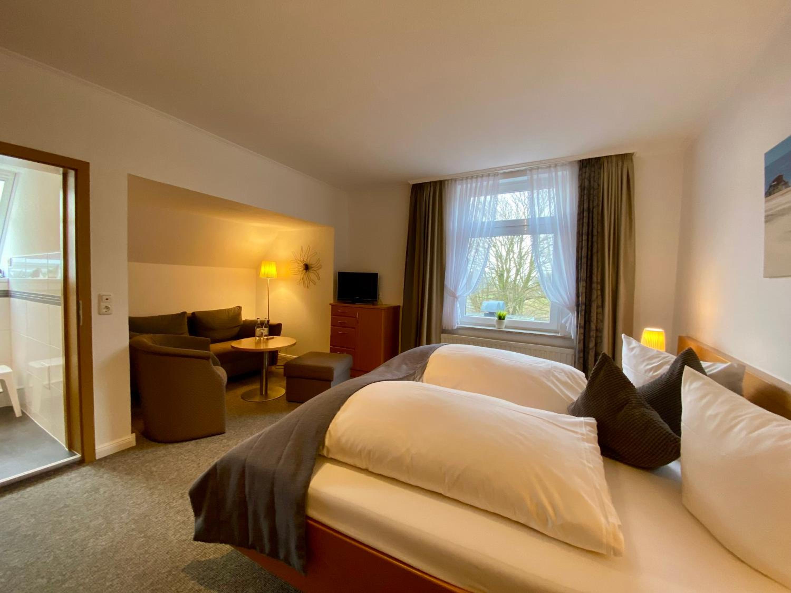 Large Double Room - Photo 1