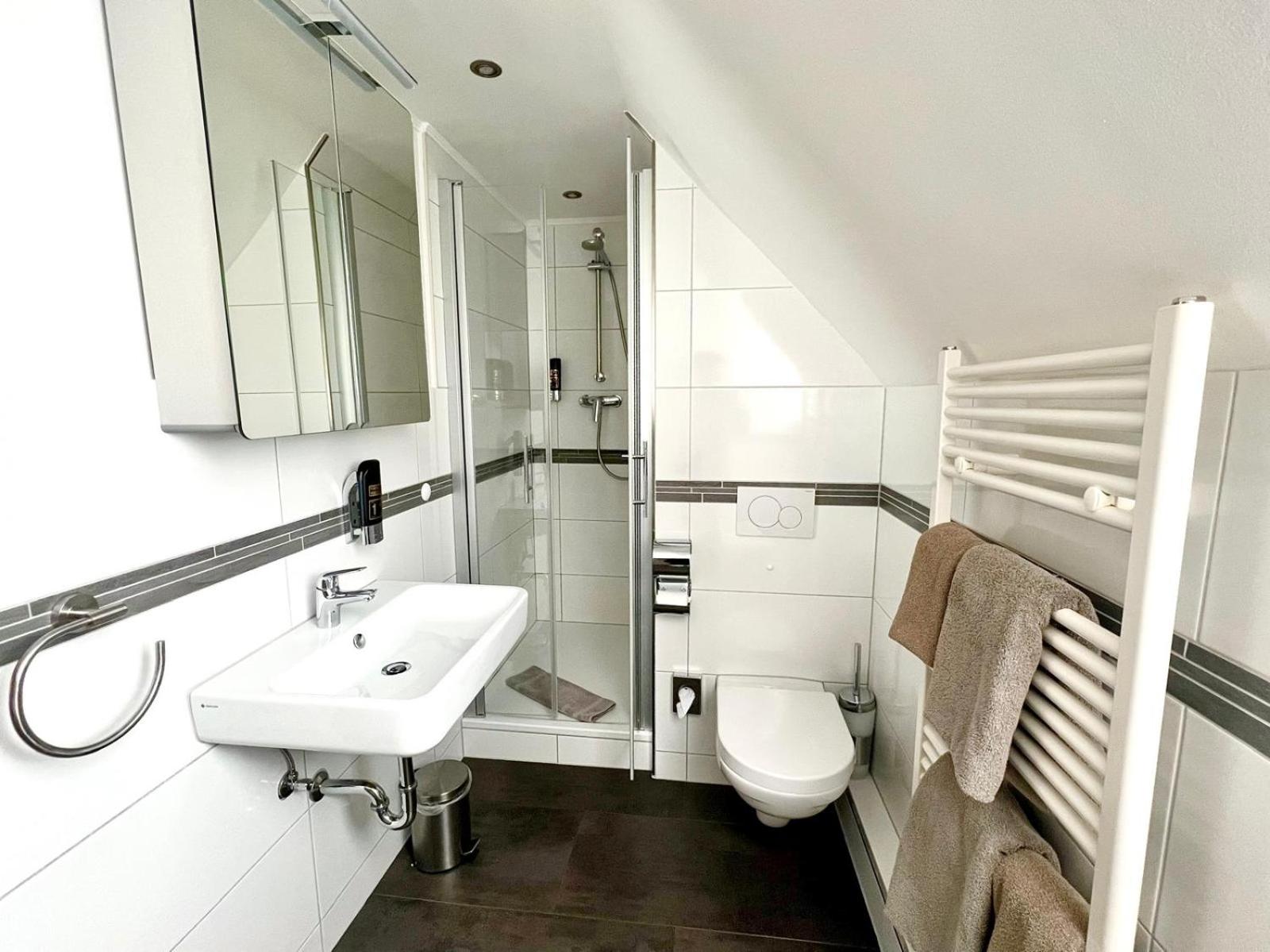 Large Double Room - Photo 3