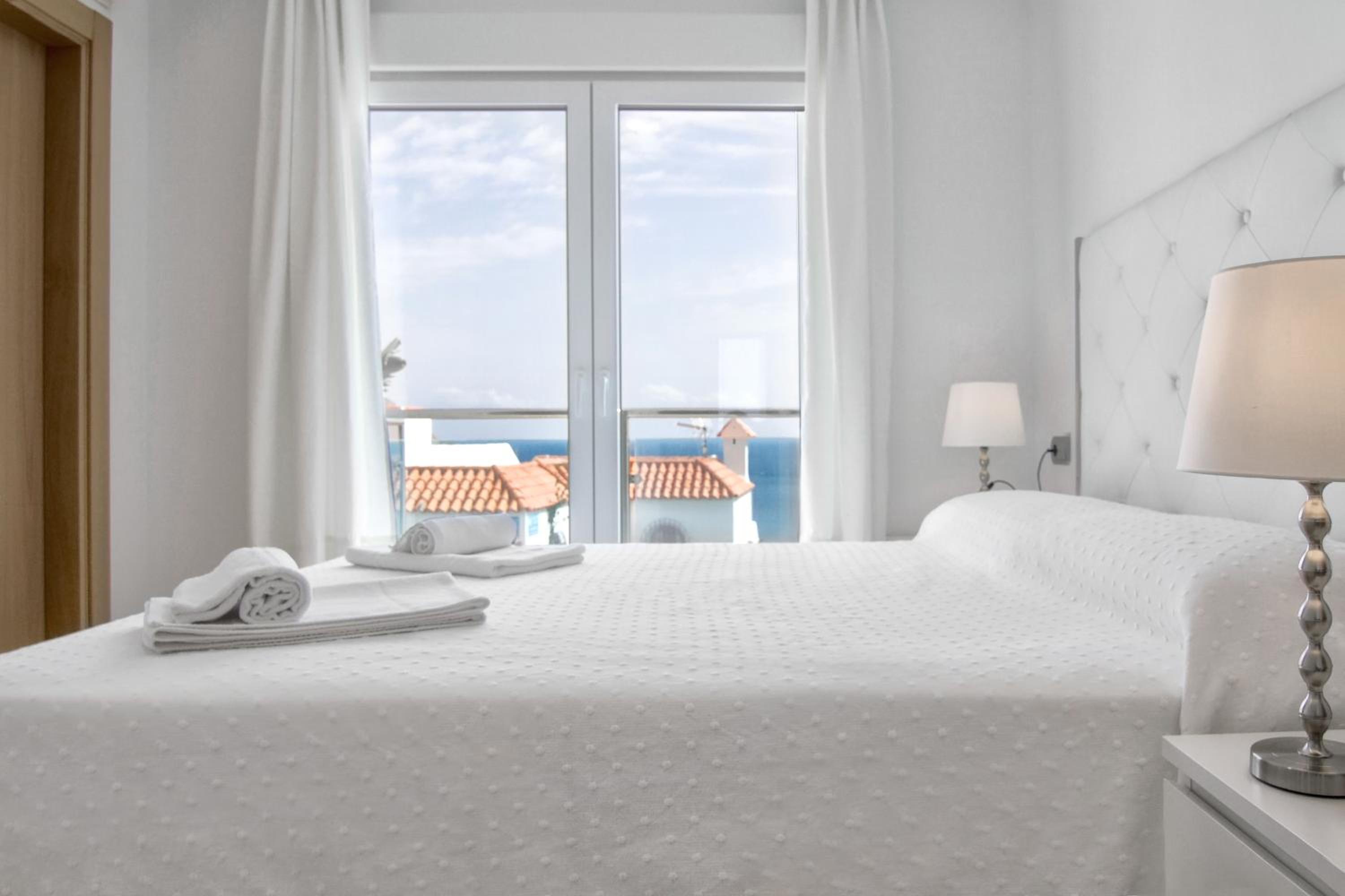 Apartamento de dos habitaciones con terraza y vista al mar