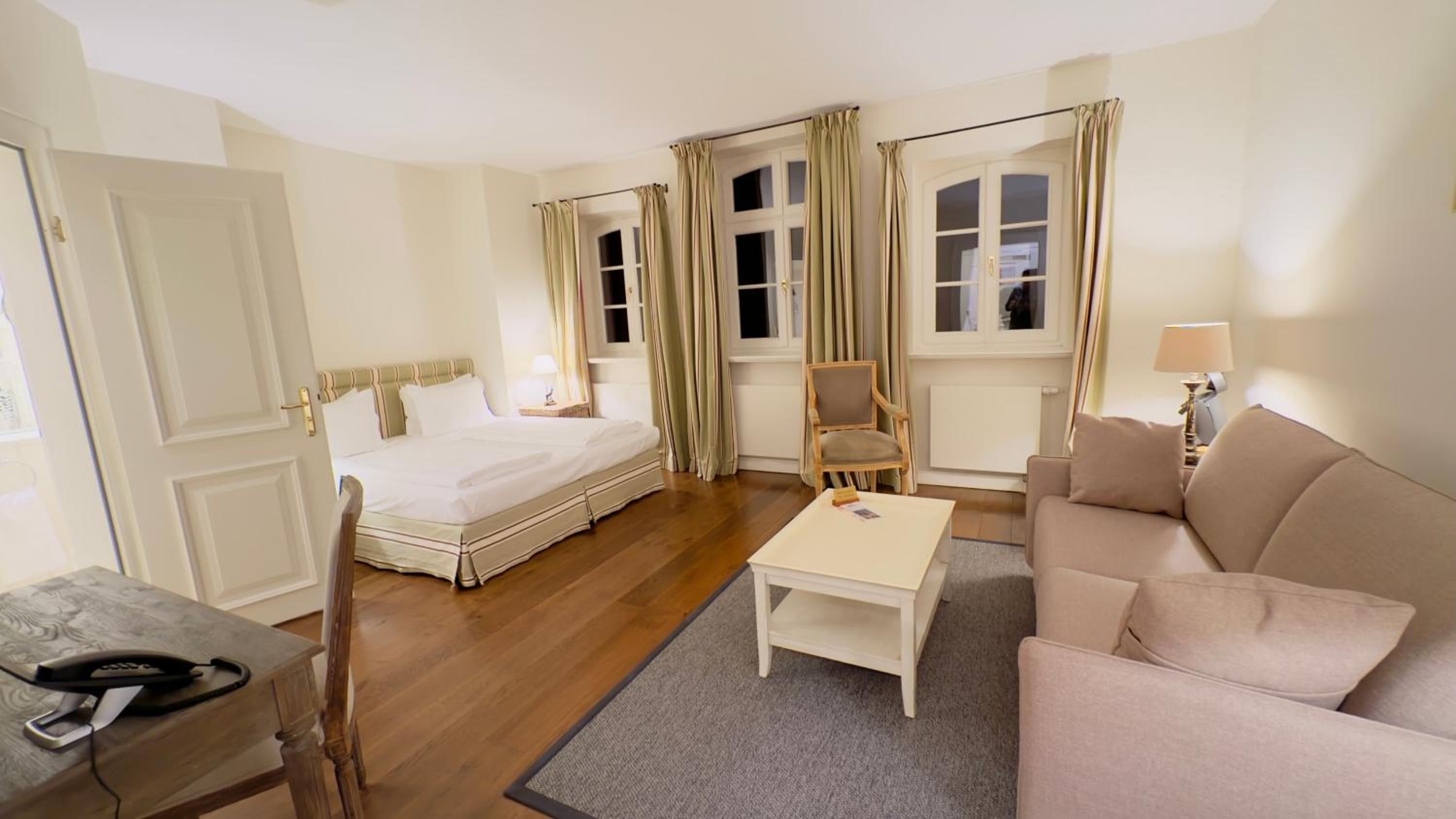 Deluxe Double Room - Photo 23