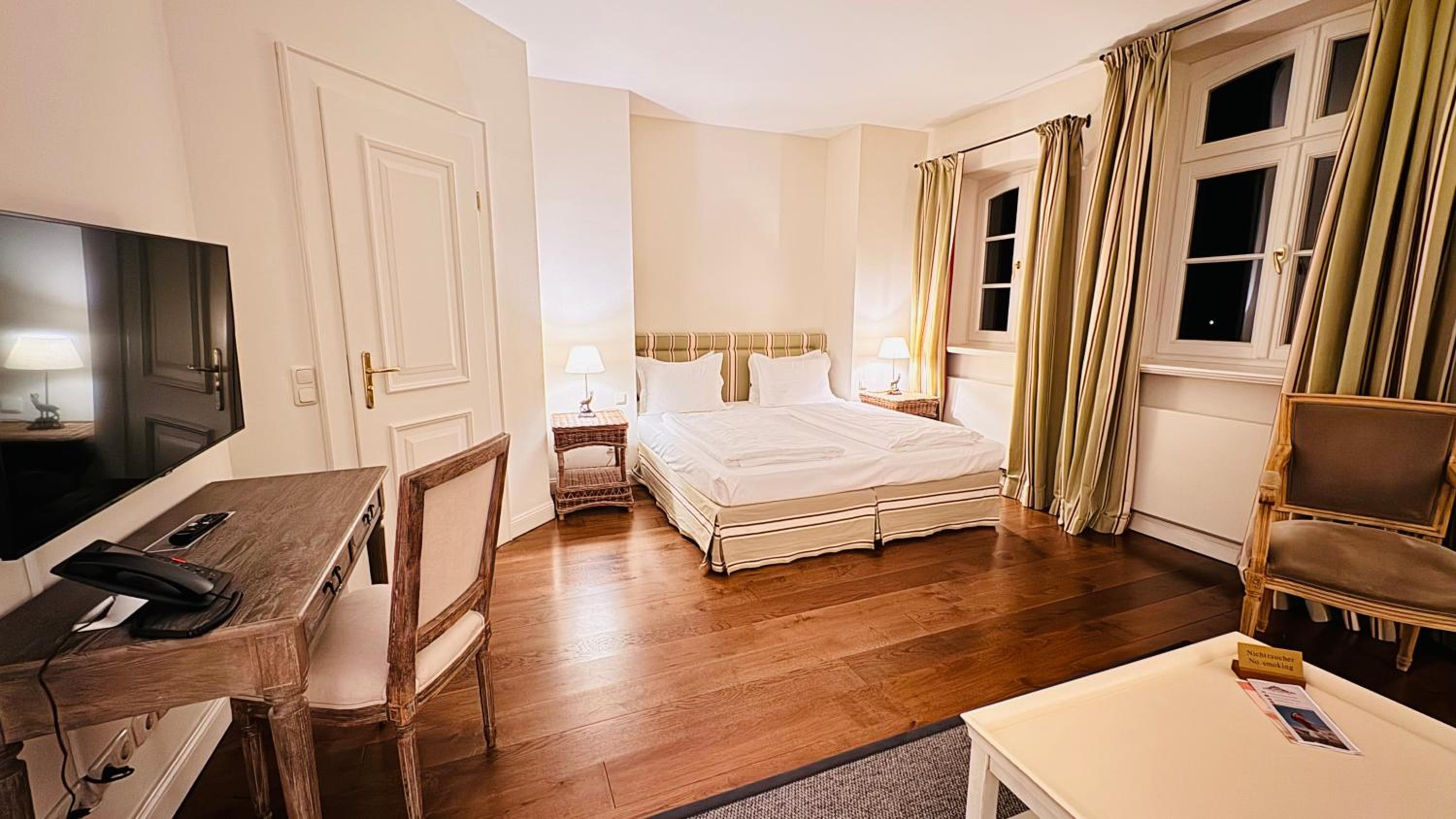 Deluxe Double Room - Photo 9