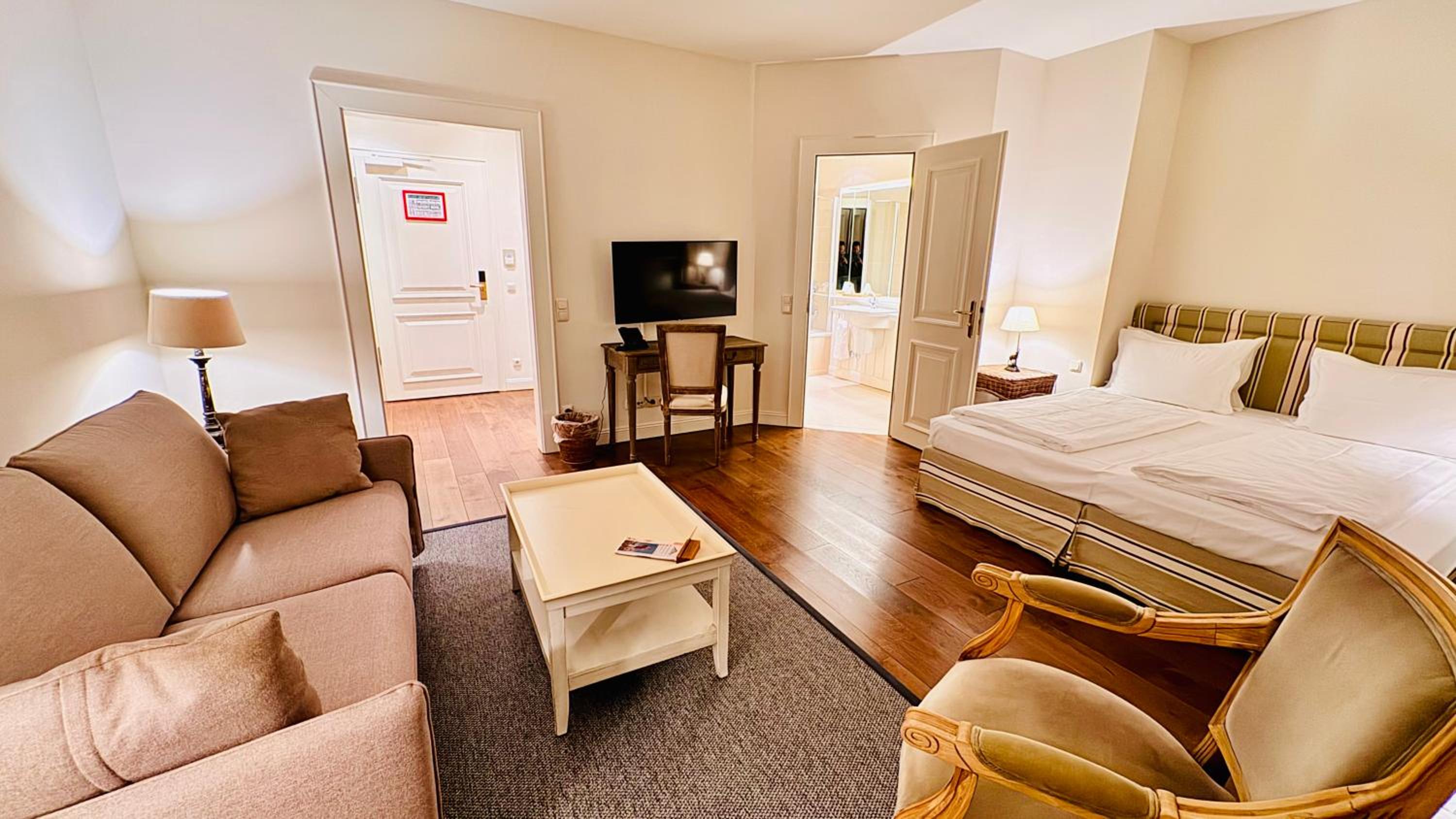 Deluxe Double Room - Photo 17