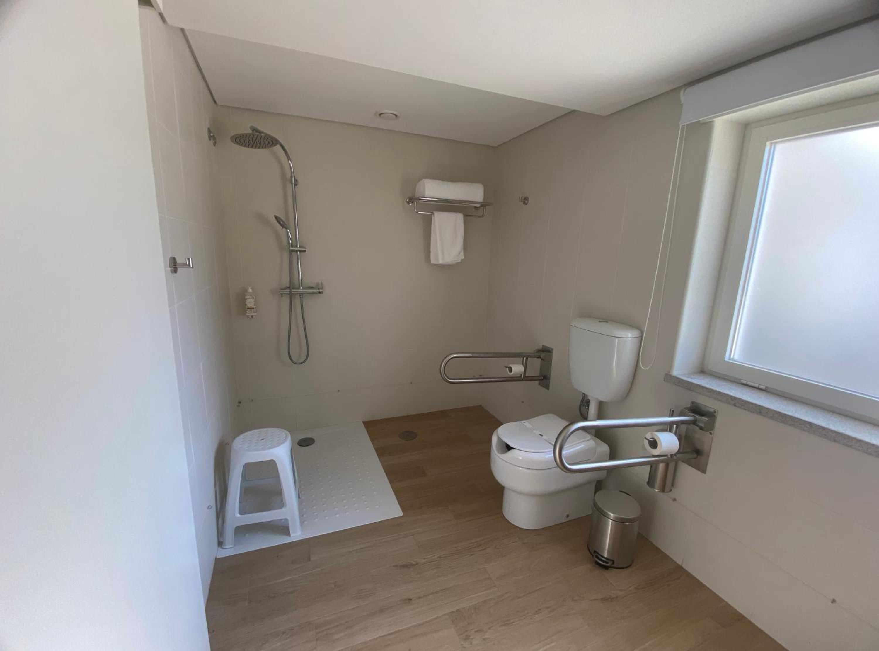 Twin Room - Disability Access - Photo 6