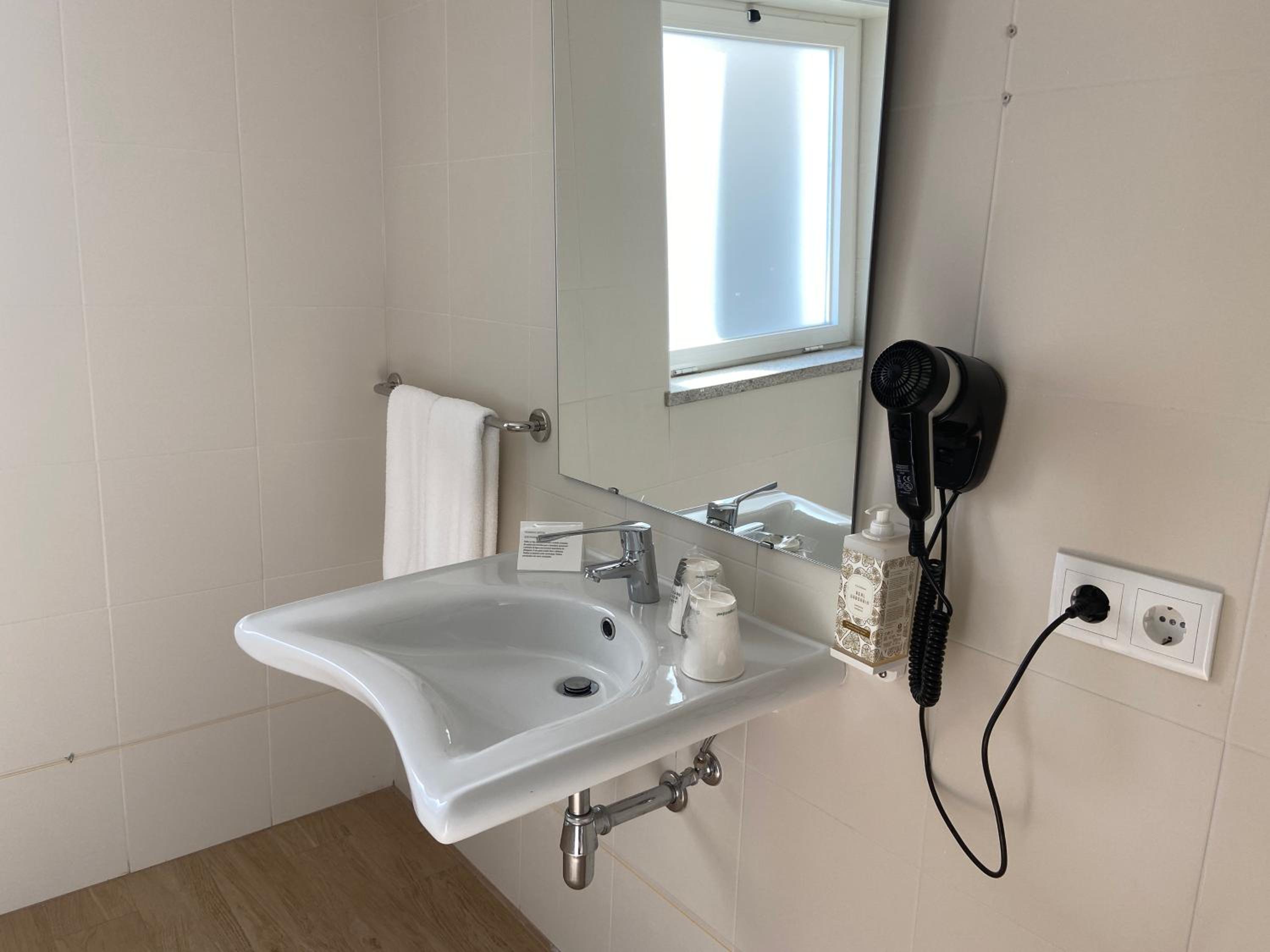 Twin Room - Disability Access - Photo 5