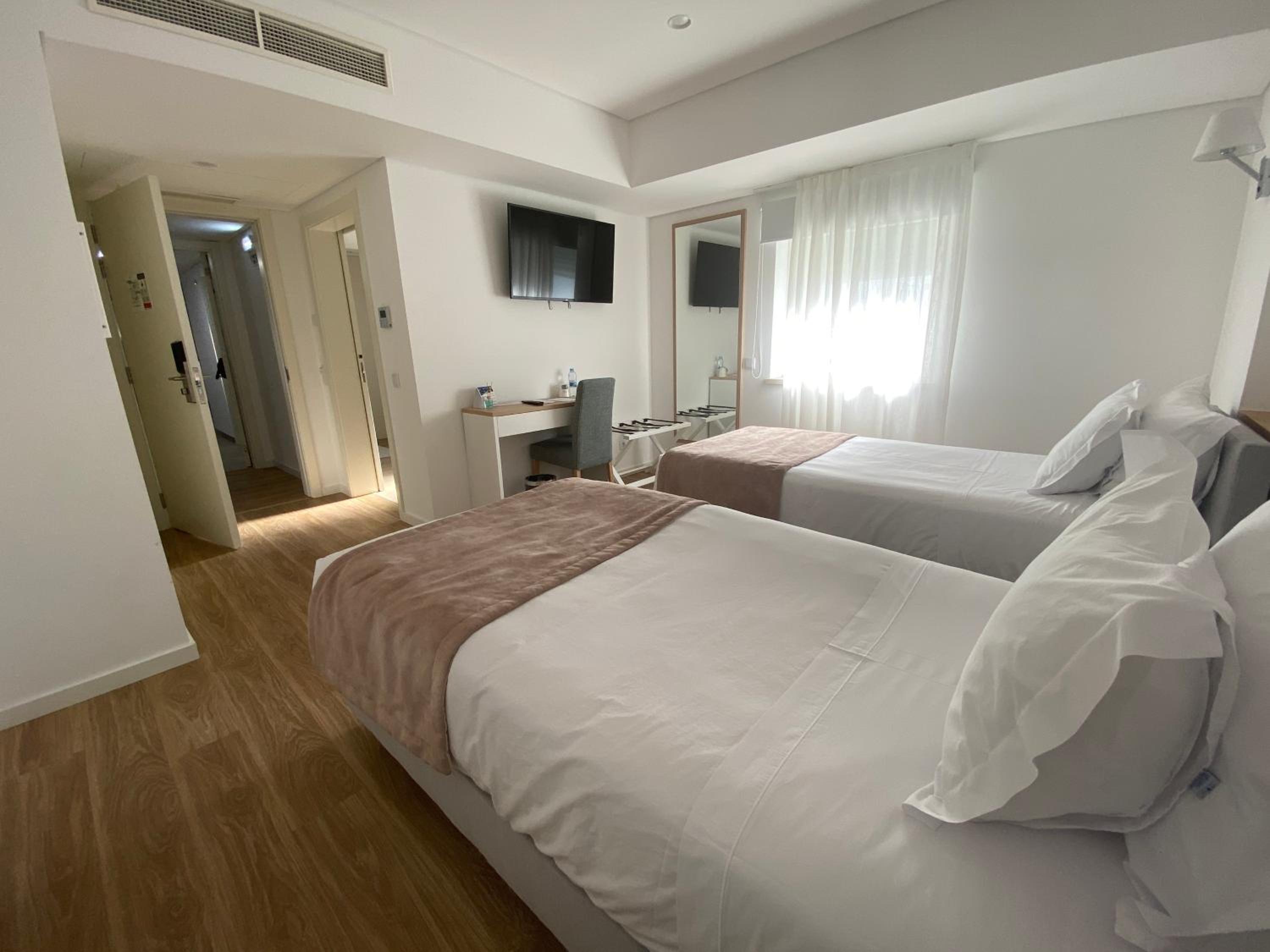 Twin Room - Disability Access - Photo 3