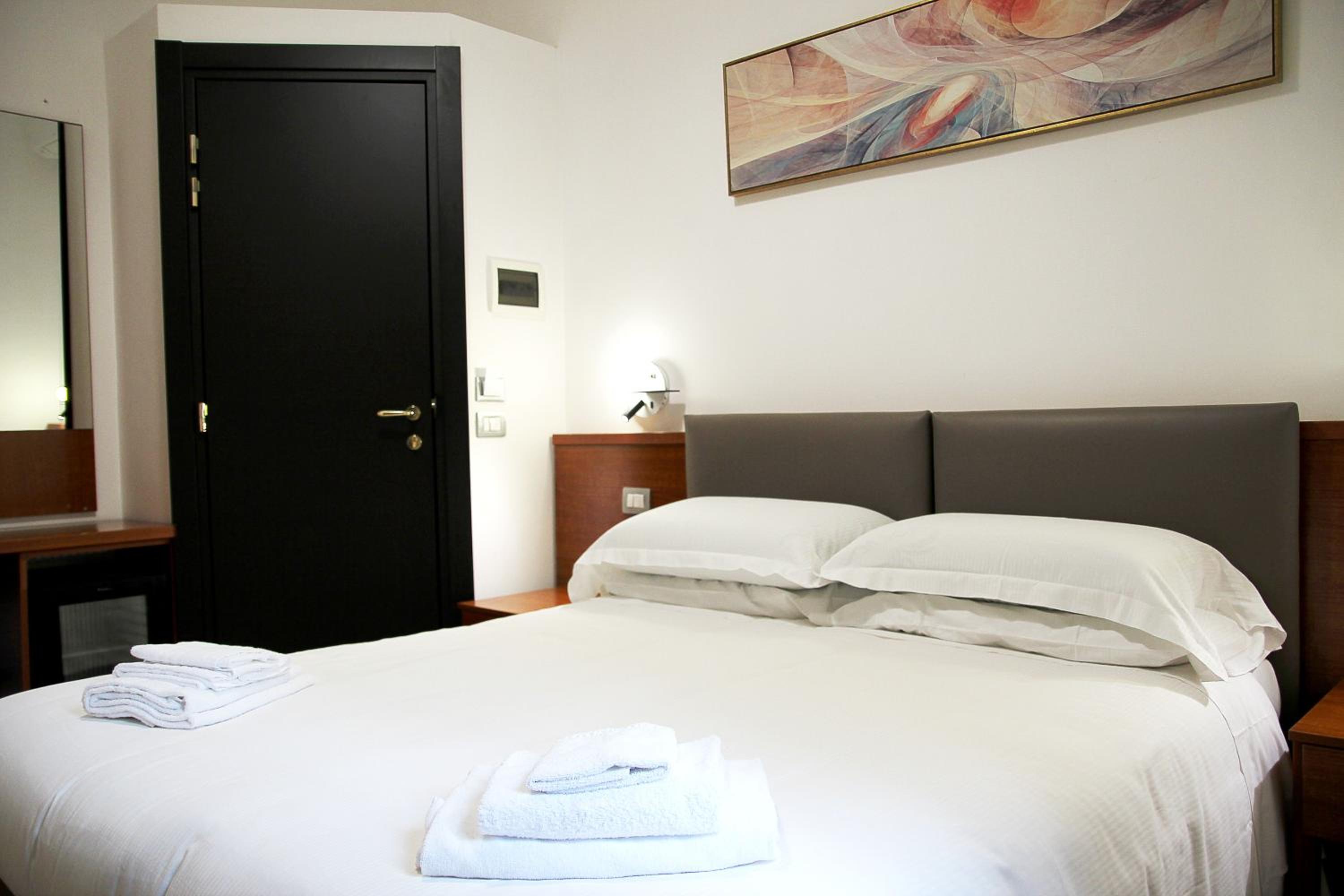 Double or Twin Room with Private Bathroom photo 3