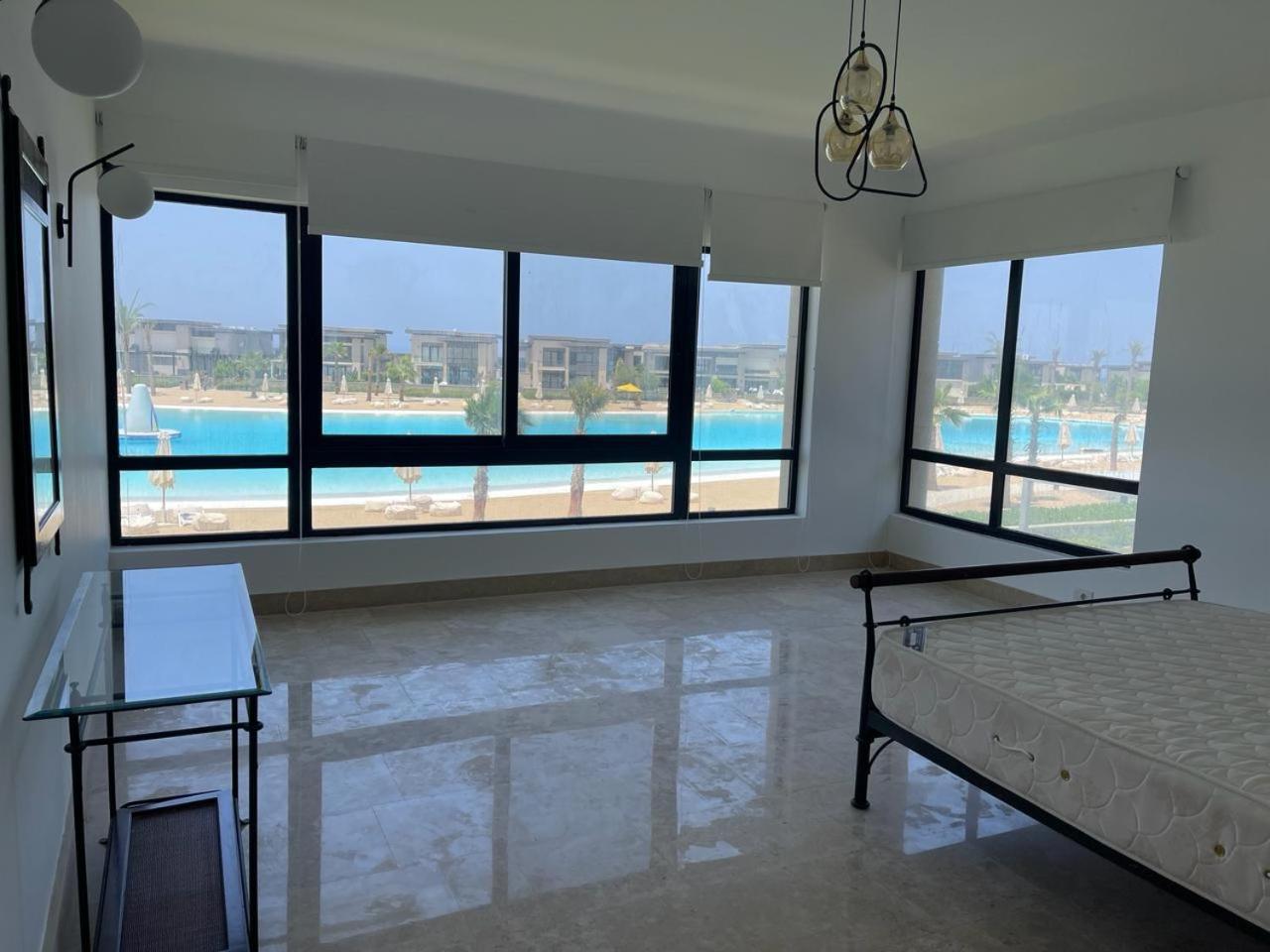Five-Bedroom House photo 2