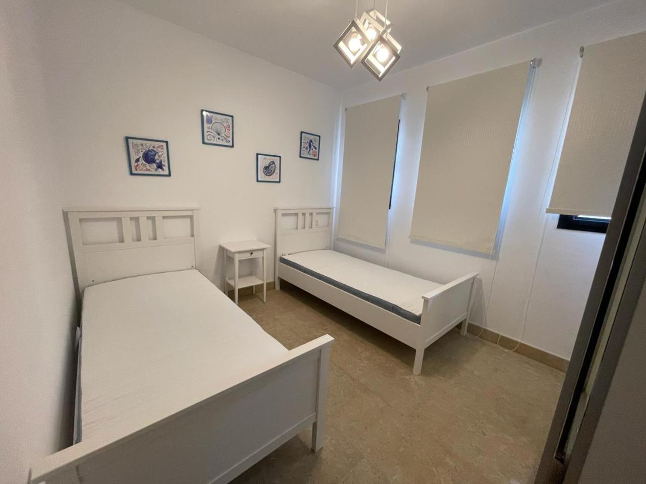 Five-Bedroom House photo 3