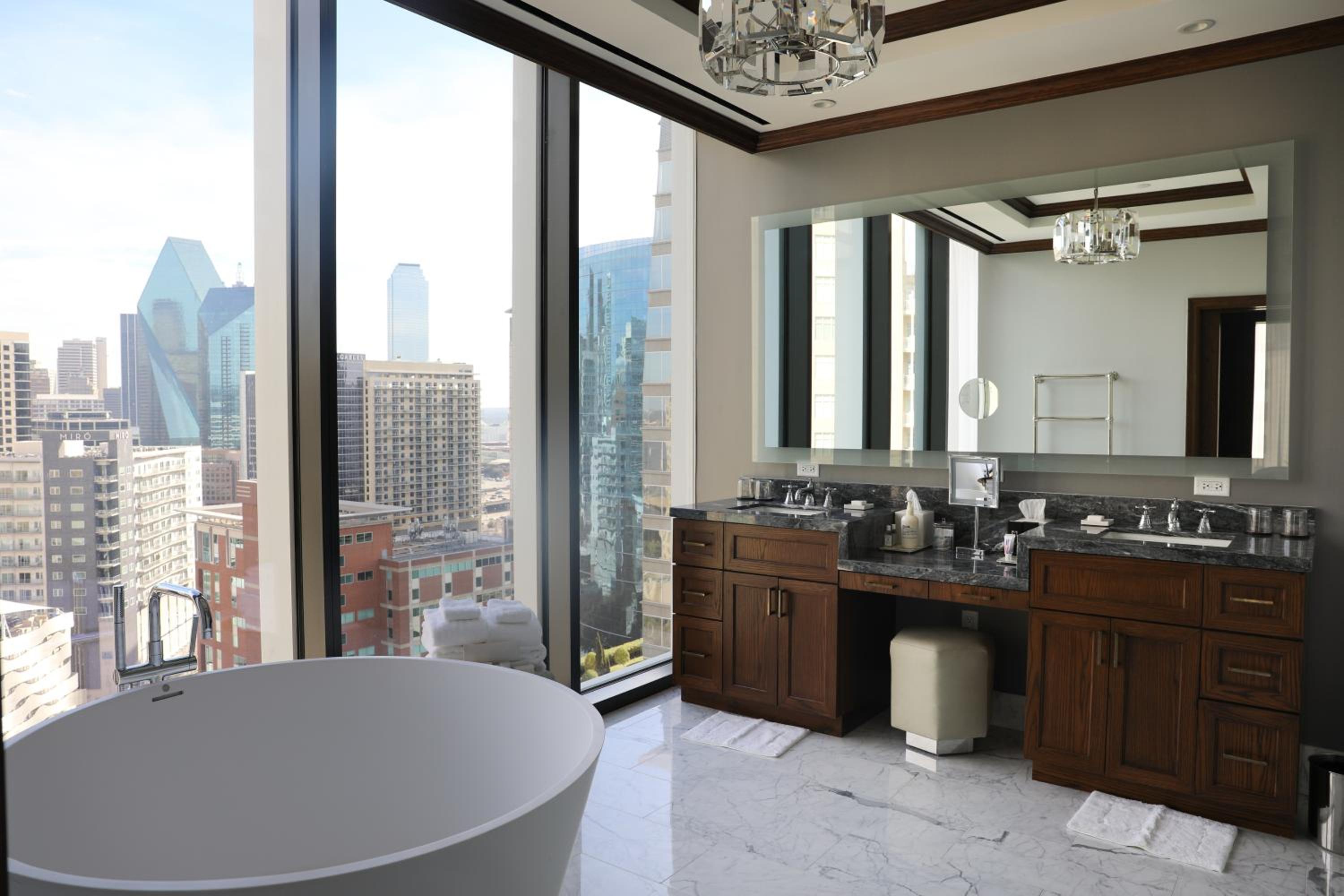Suite with City View - Photo 5