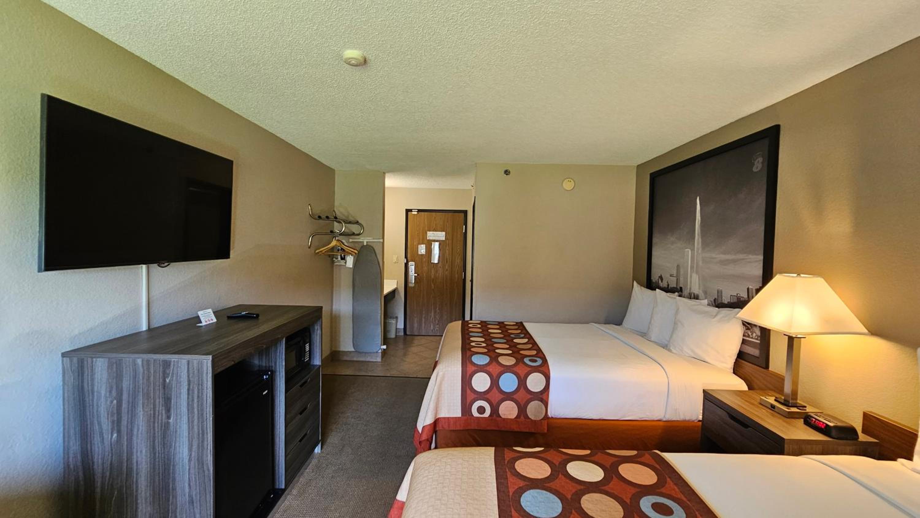 Queen Room with Two Queen Beds - Non-Smoking - Photo 7