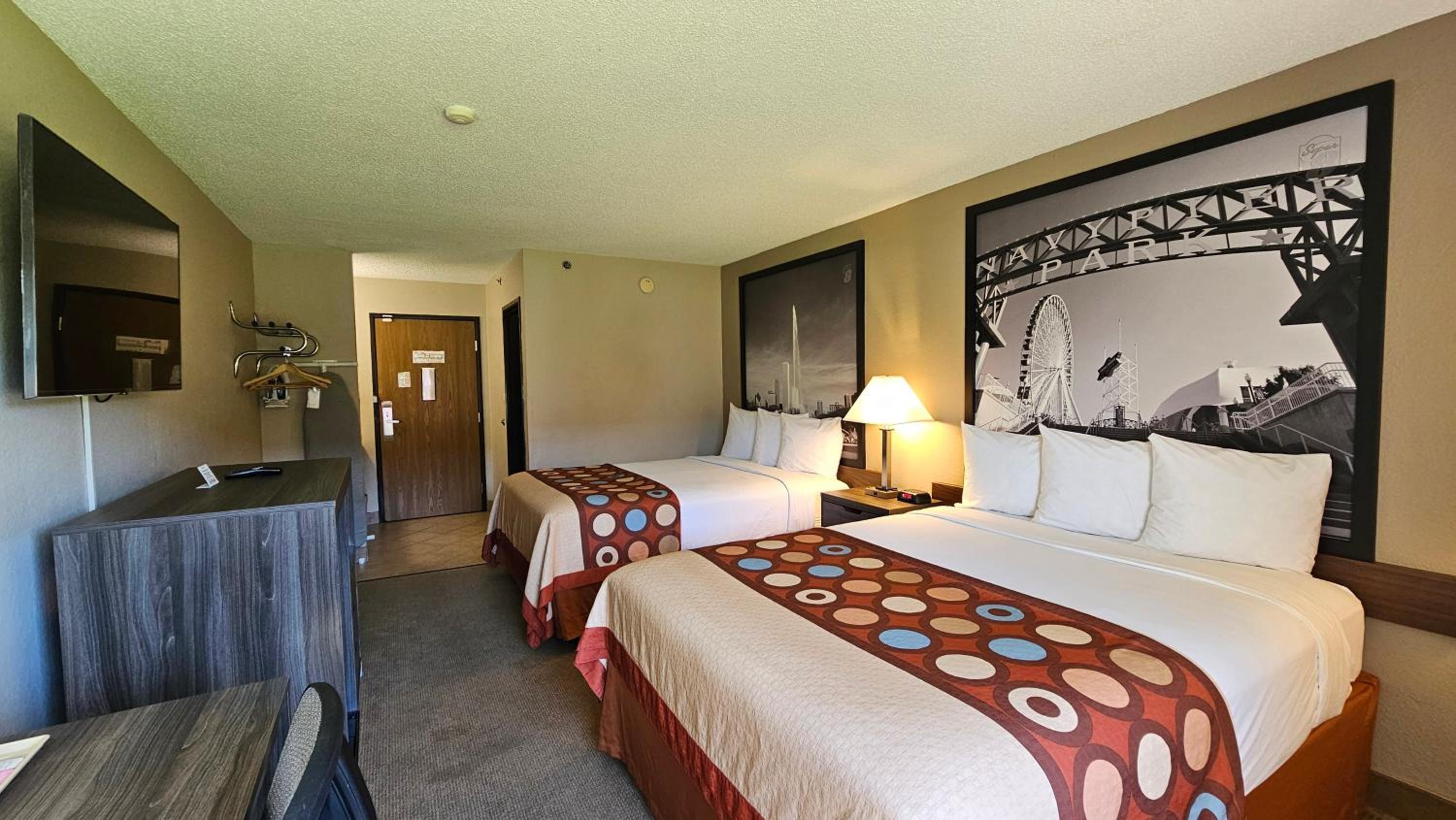 Queen Room with Two Queen Beds - Non-Smoking - Photo 2