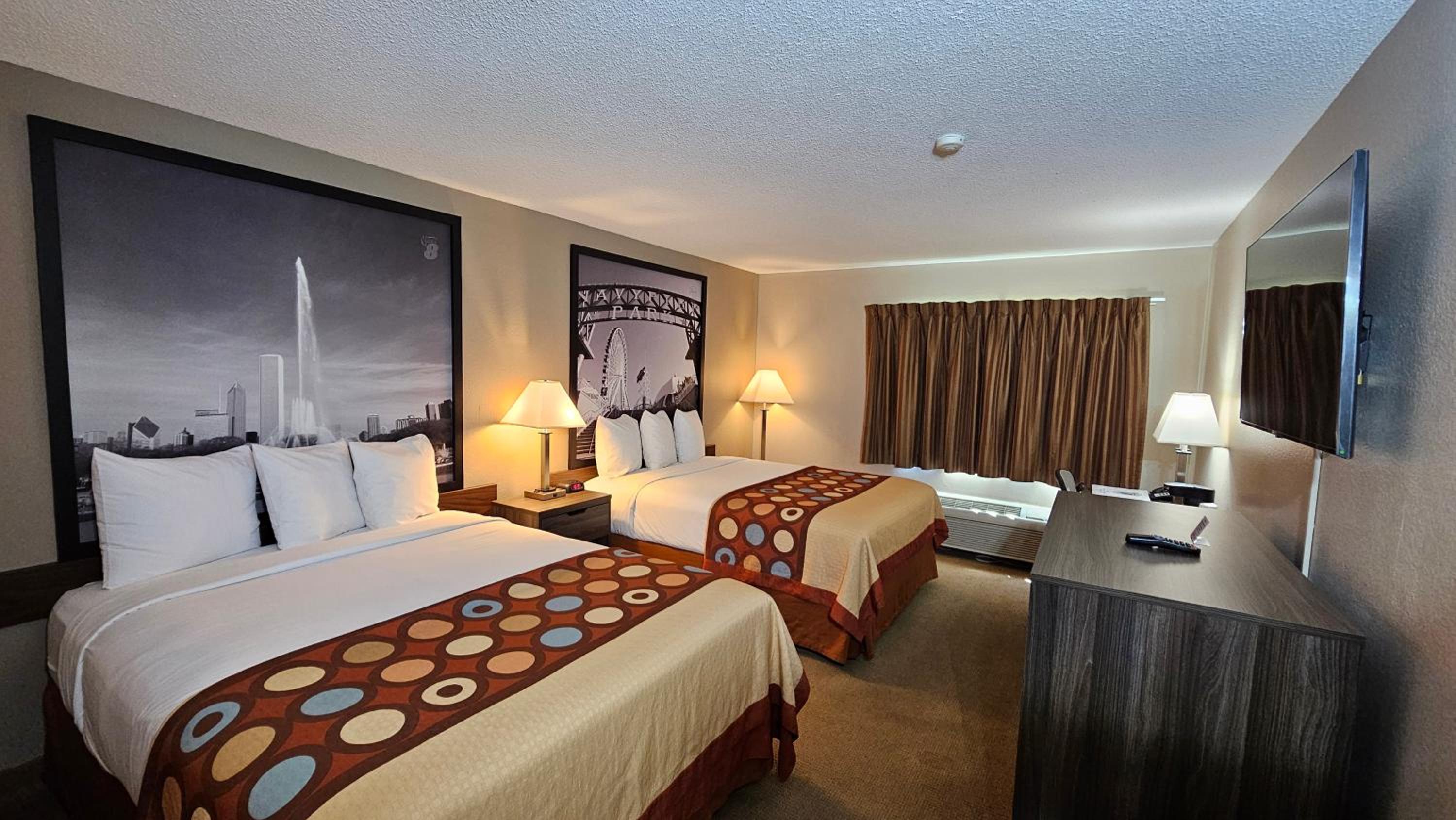 Queen Room with Two Queen Beds - Non-Smoking - Photo 3