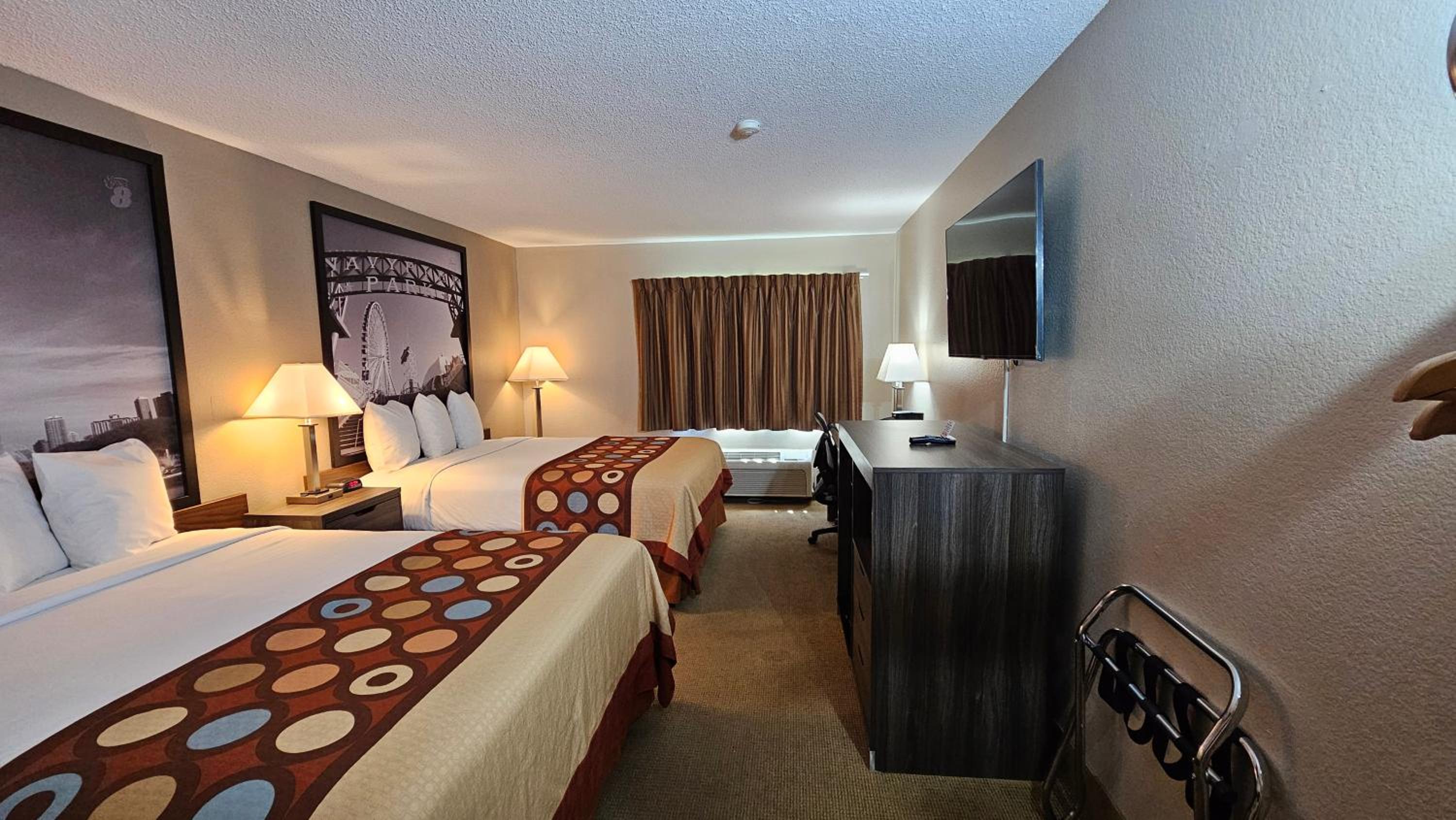 Queen Room with Two Queen Beds - Non-Smoking - Photo 4
