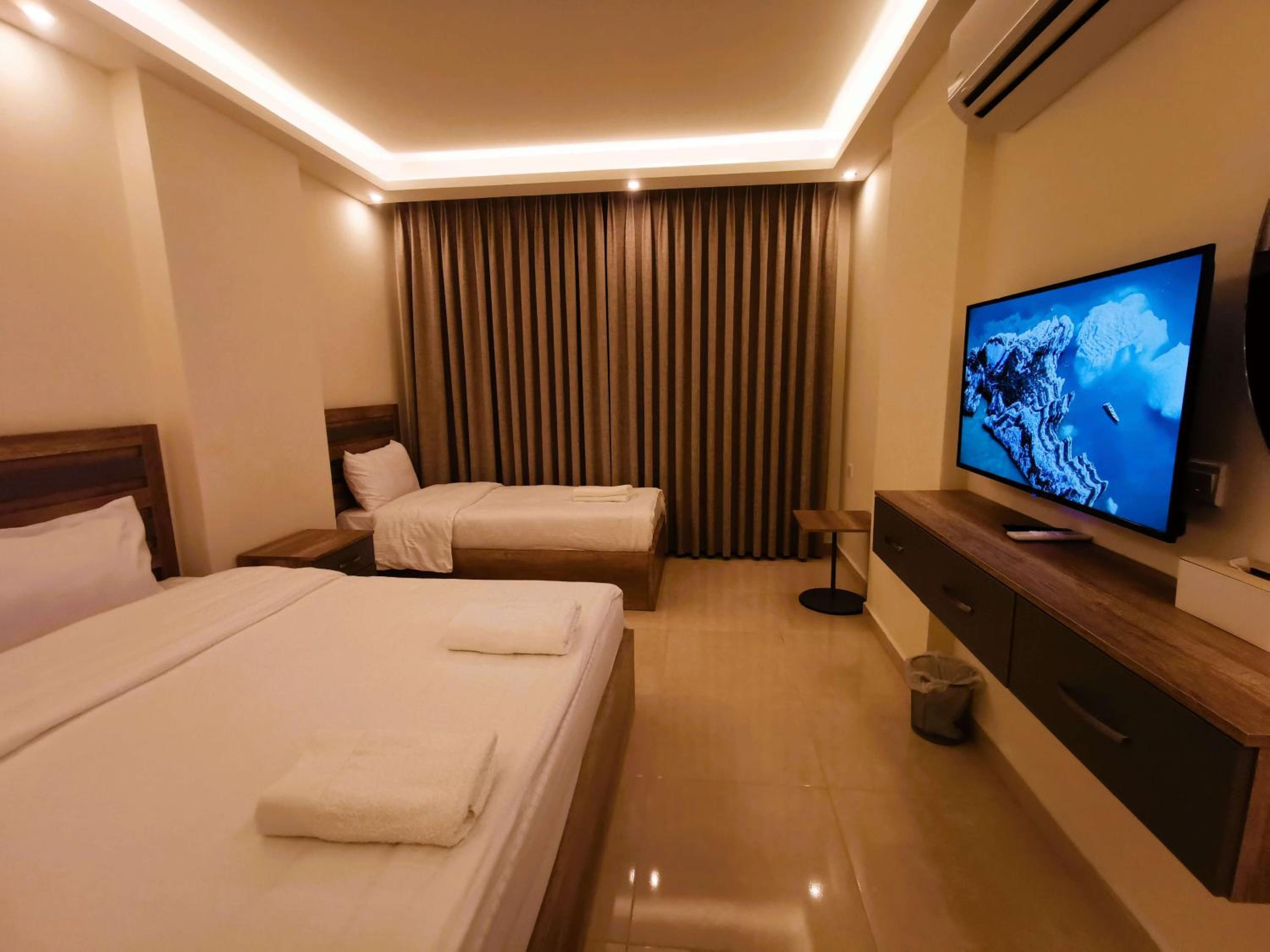 Double or Twin Room with Side Sea View - Photo 10