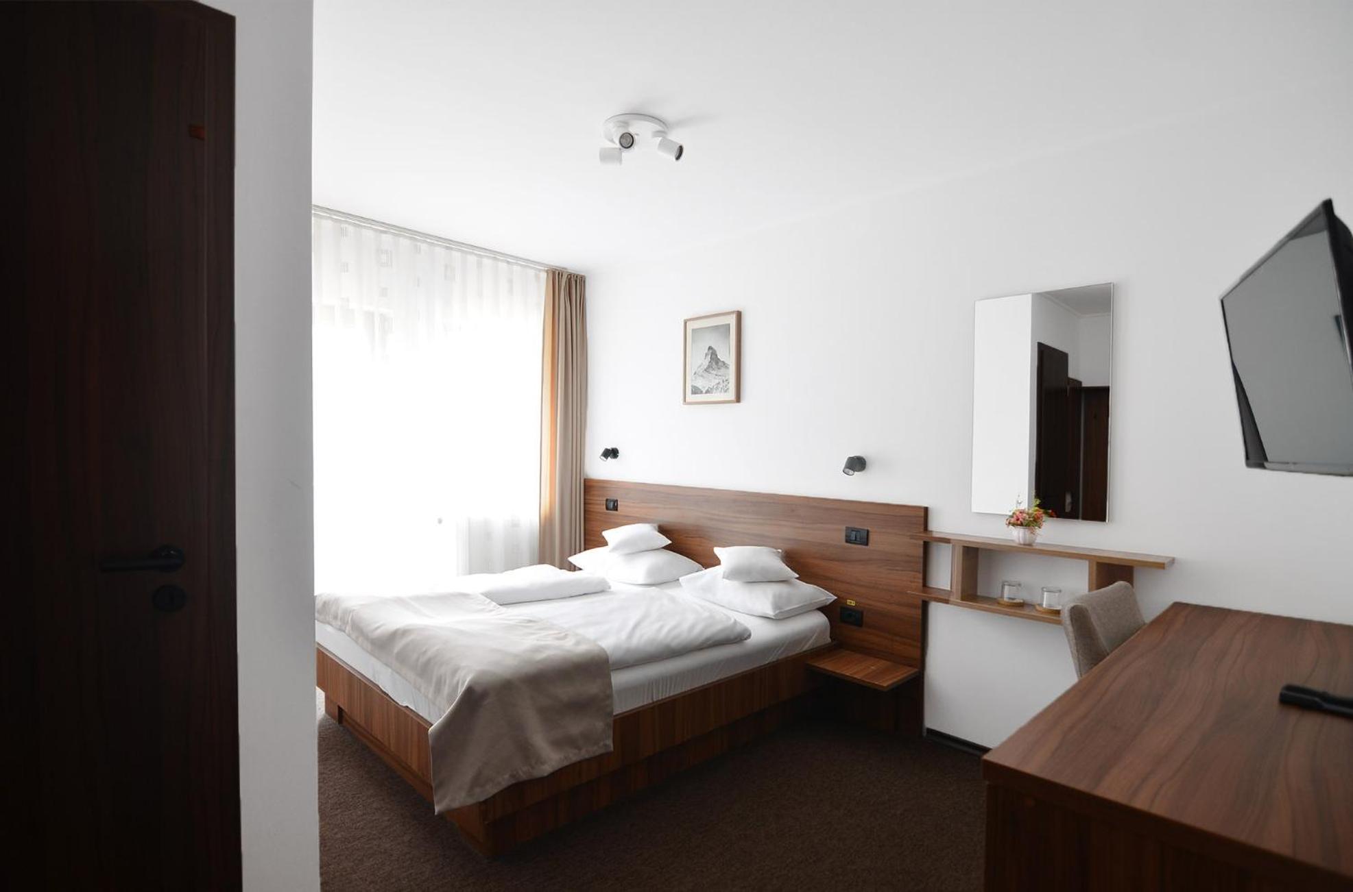 Double Room with Balcony - Photo 3