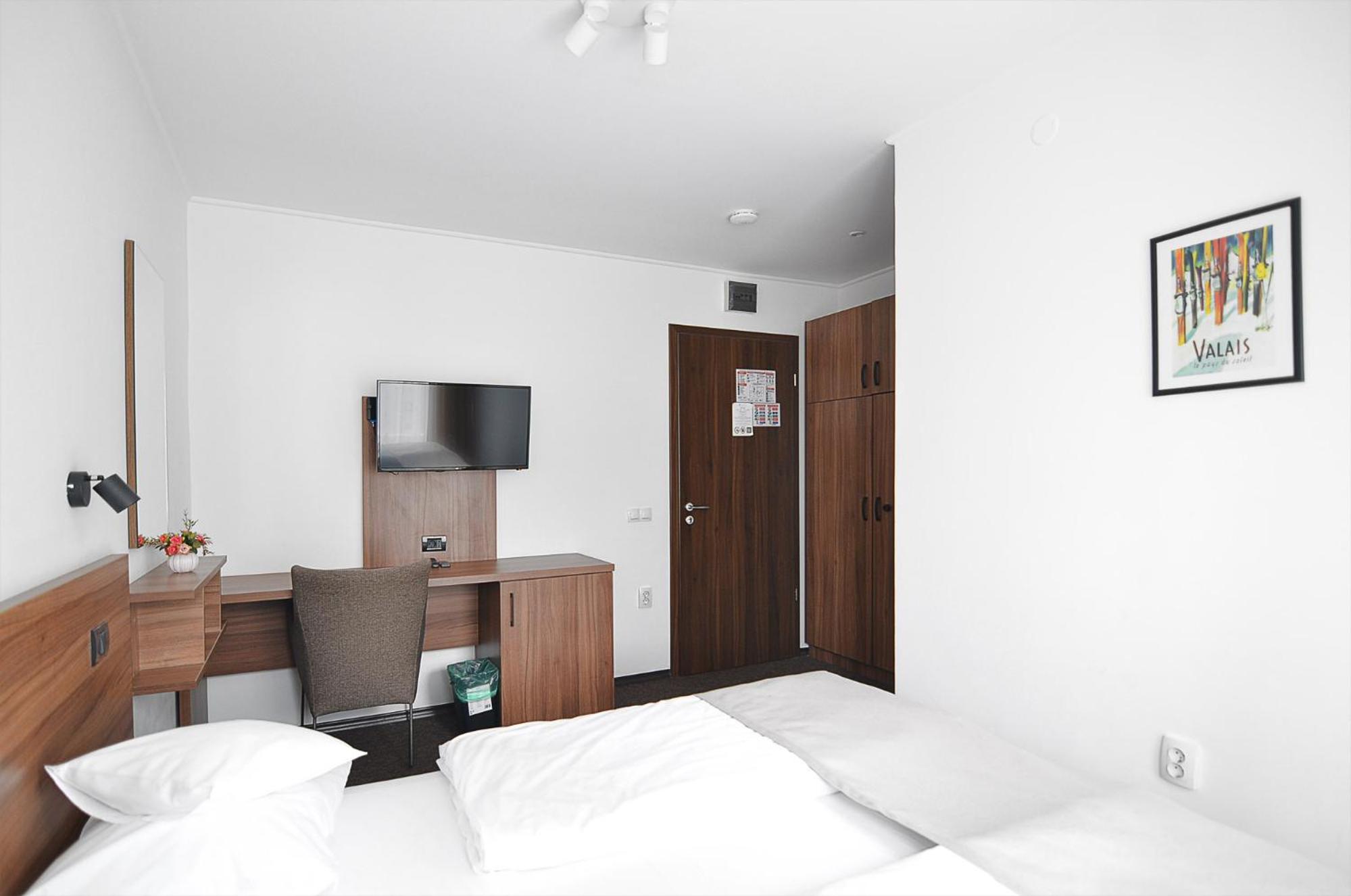 Double Room with Balcony - Photo 5