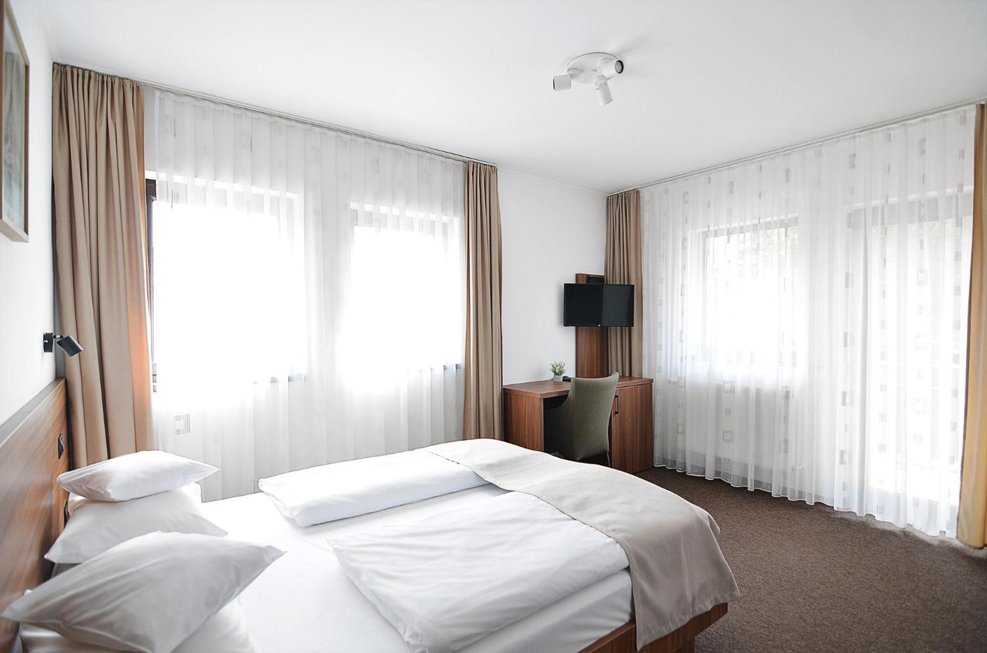 Double Room with Balcony - Photo 2