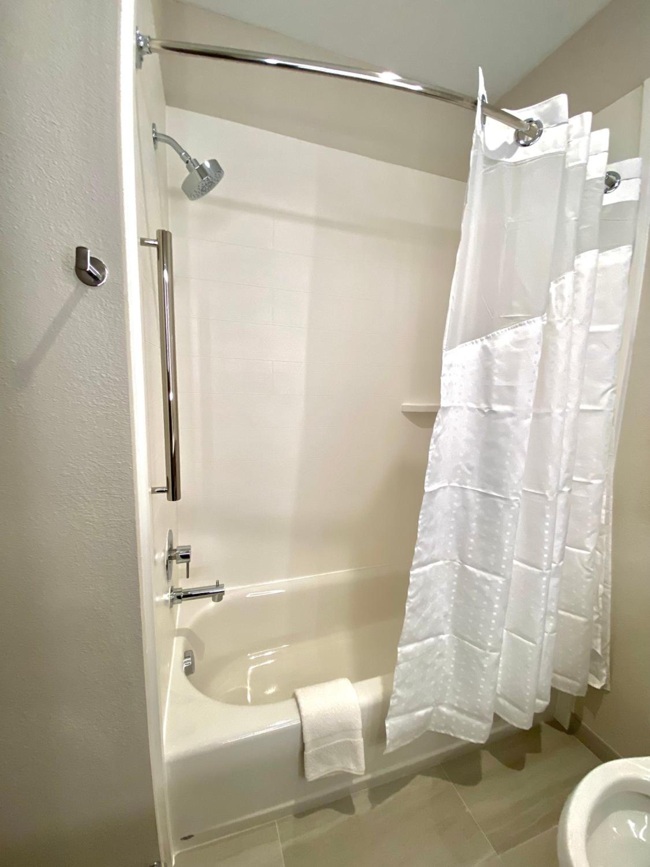 Standard Queen Room with Two Queen Beds and Bath/Shower - Photo 2