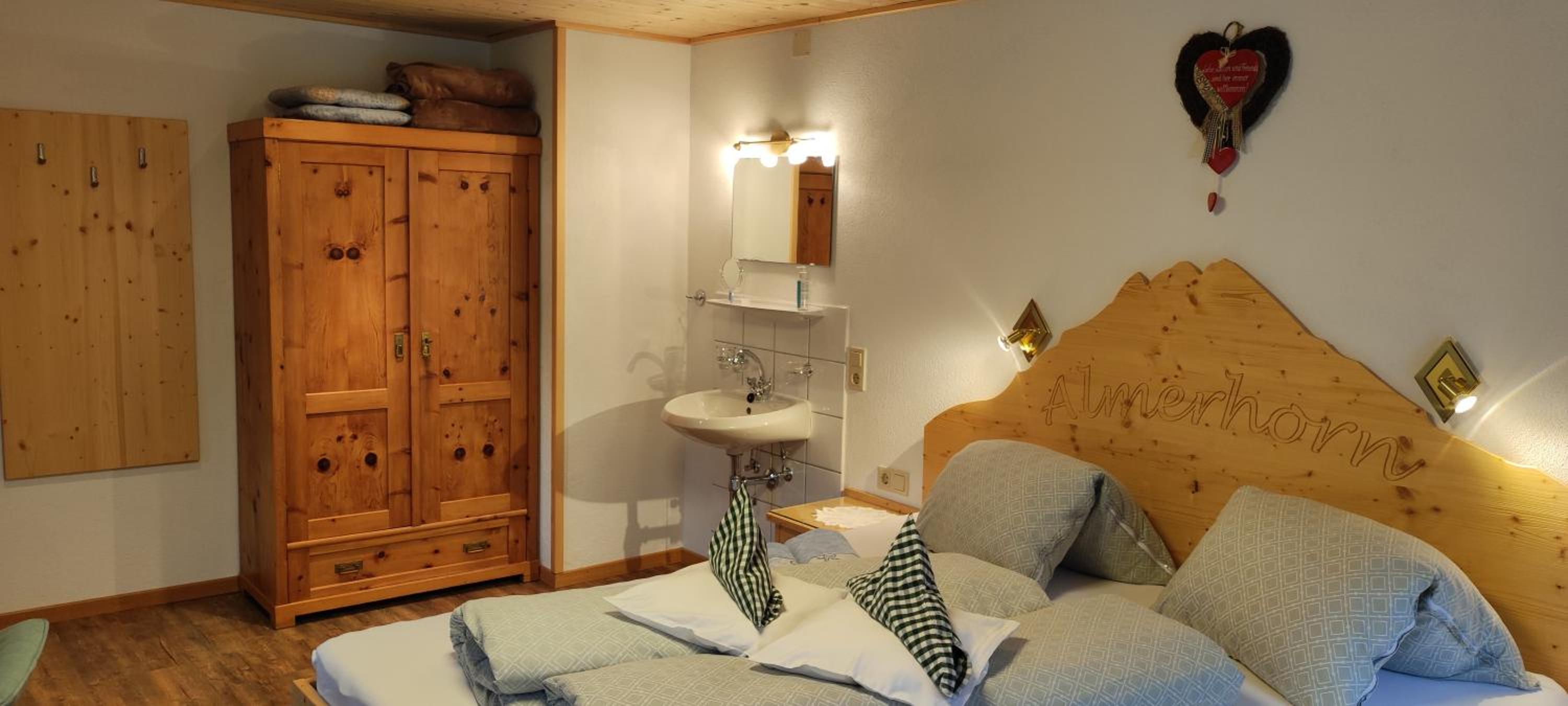 Twin Room with Private External Bathroom photo 2
