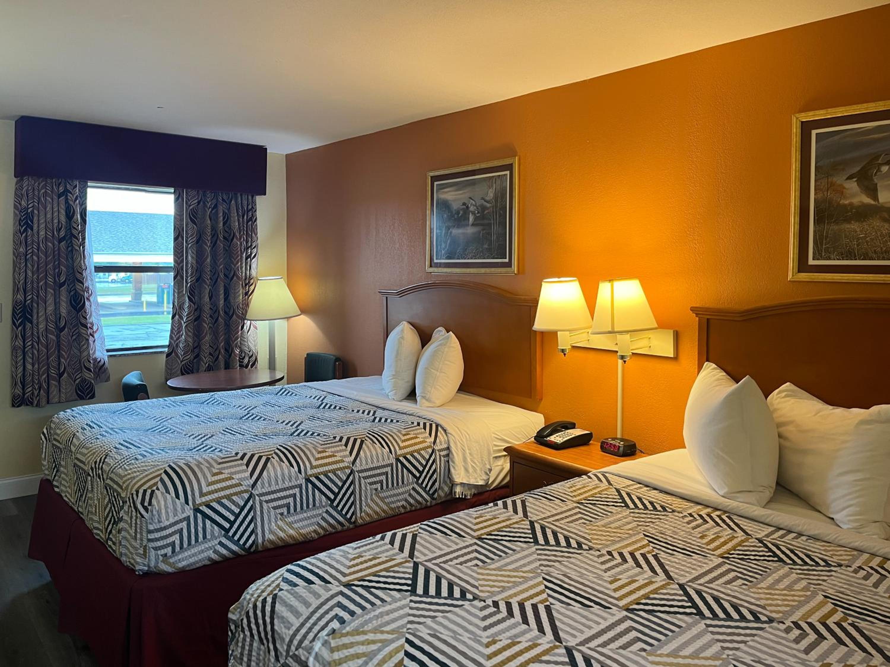 Queen Room with Two Queen Beds - Non-Smoking photo 3