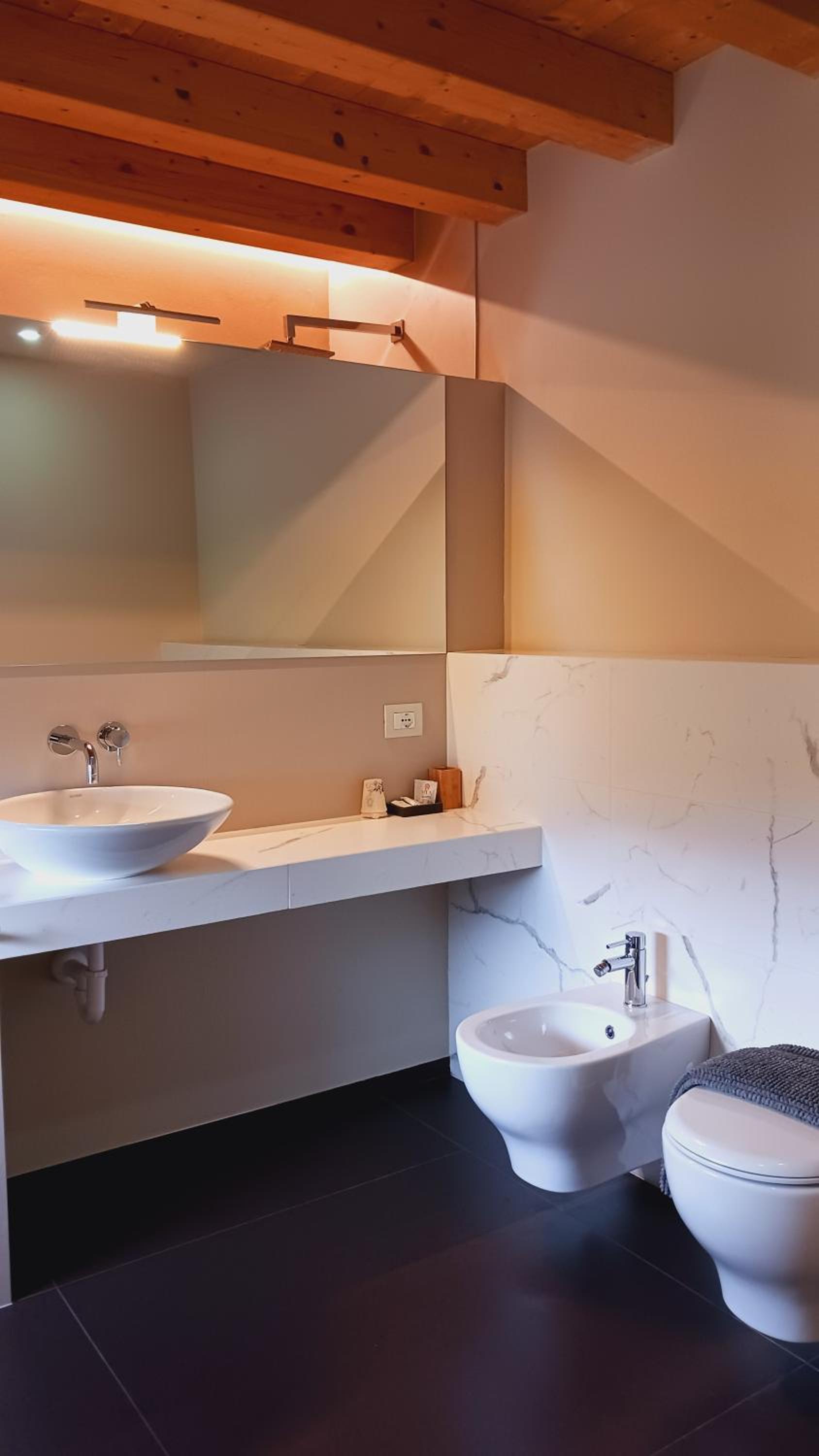 Double Room with Private Bathroom - Photo 2