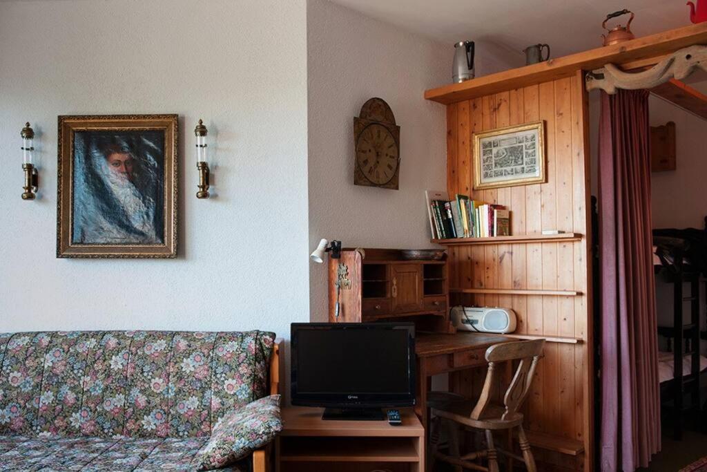 Studio Apartment with Balcony photo 2