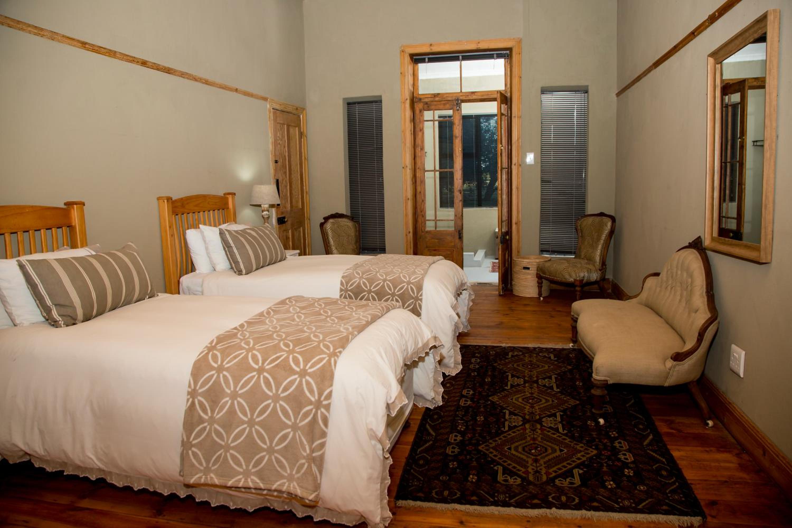 Five-Bedroom House photo 1